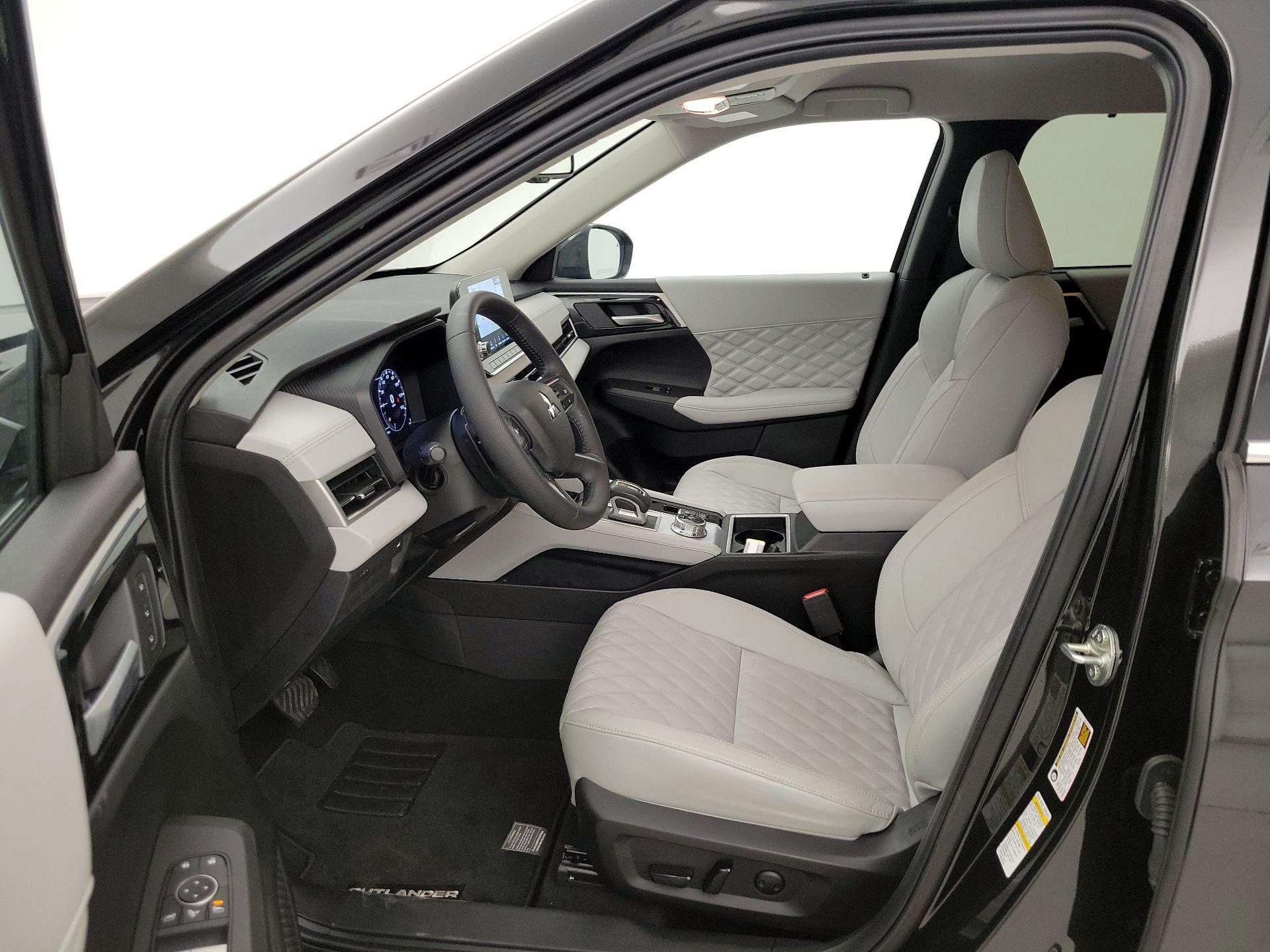 Thumbnail: 2024 Mitsubishi Outlander - 11