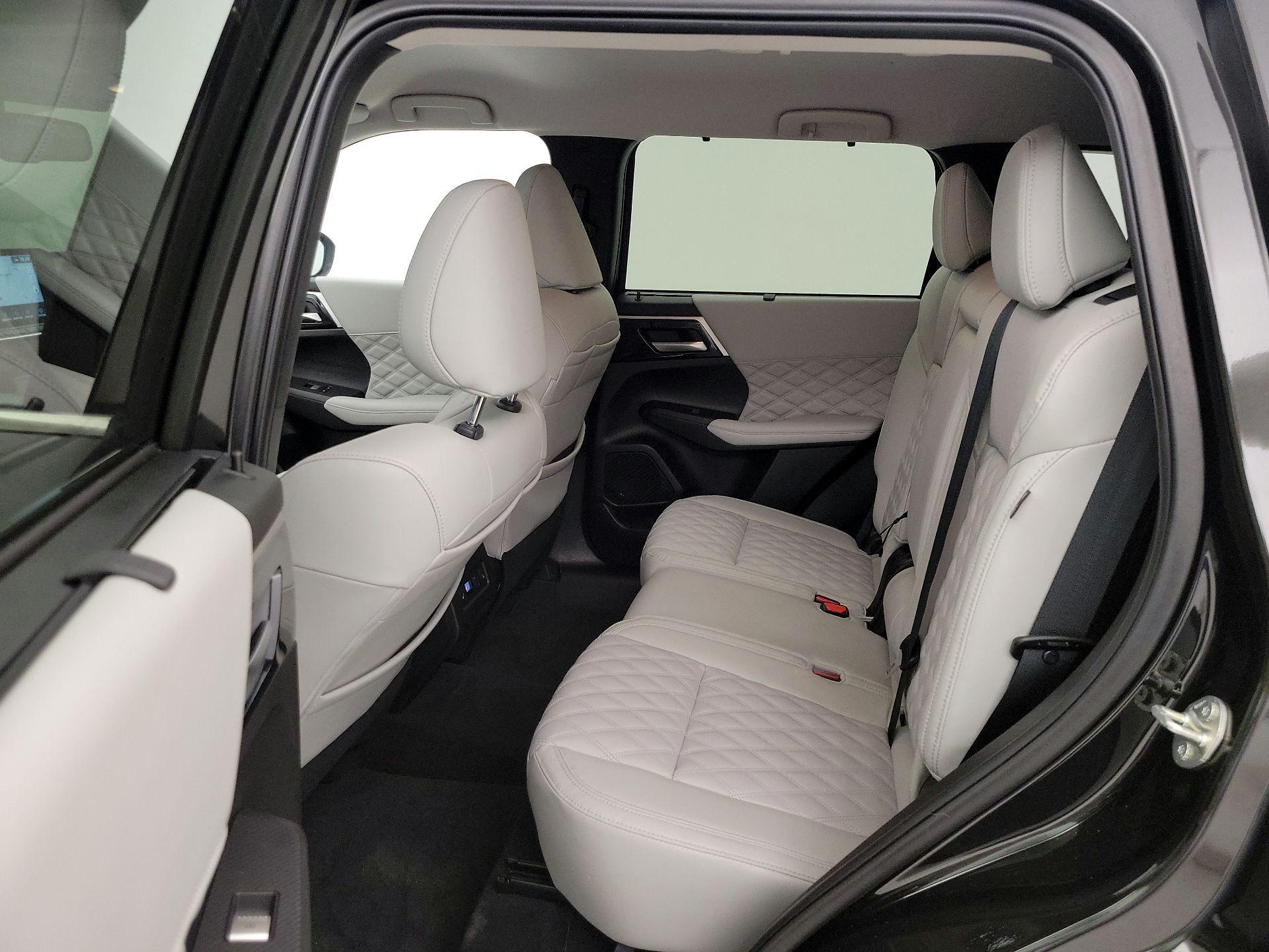 Thumbnail: 2024 Mitsubishi Outlander - 19