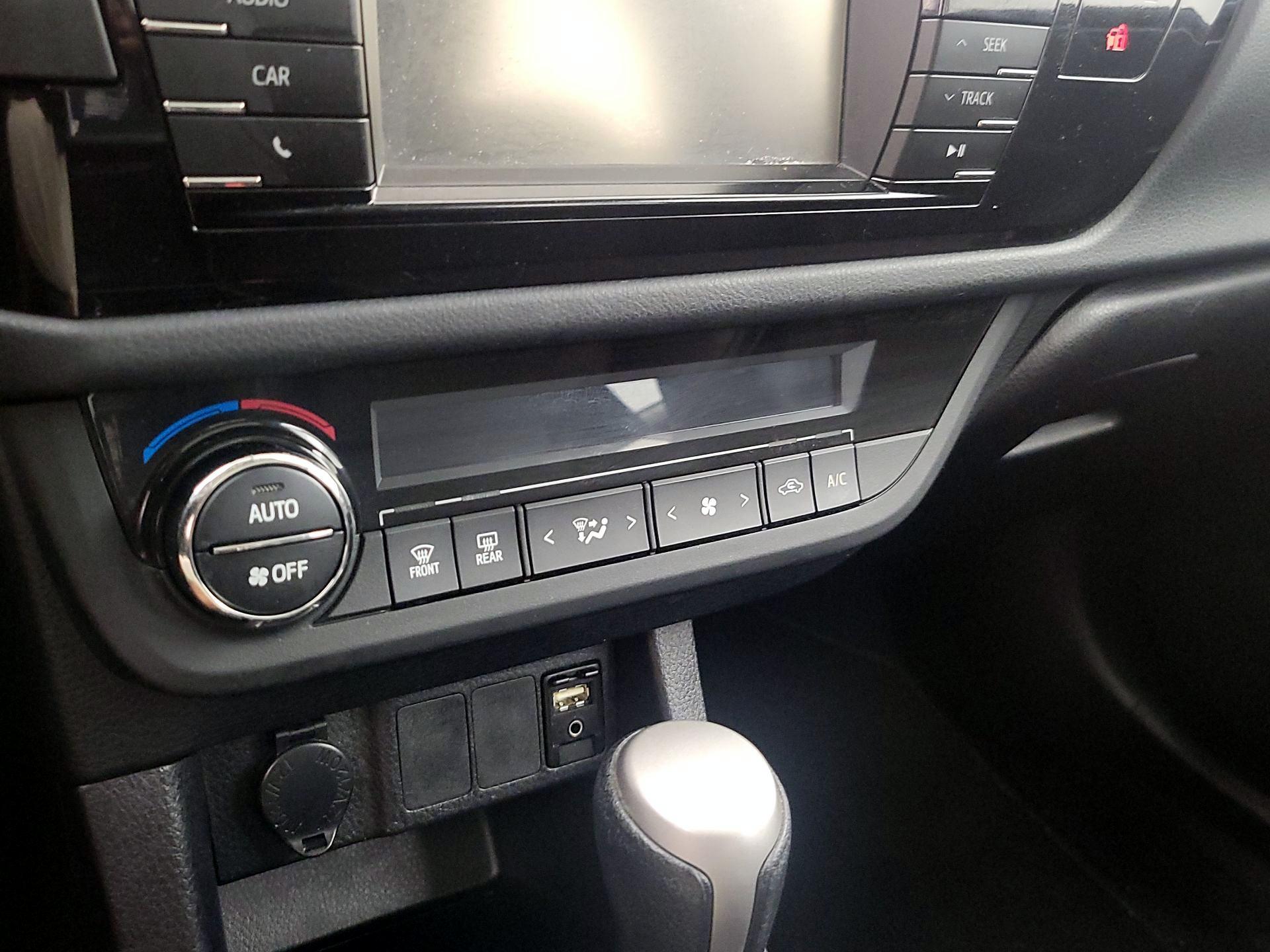 Thumbnail: 2015 Toyota Corolla - 16