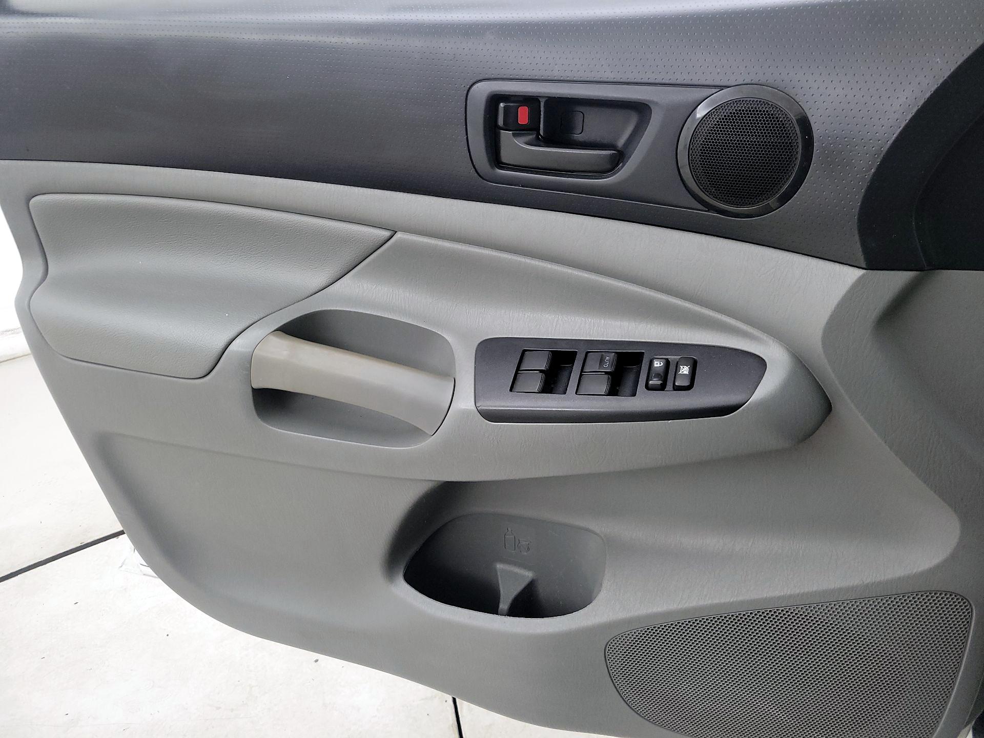 Thumbnail: 2015 Toyota Tacoma - 12