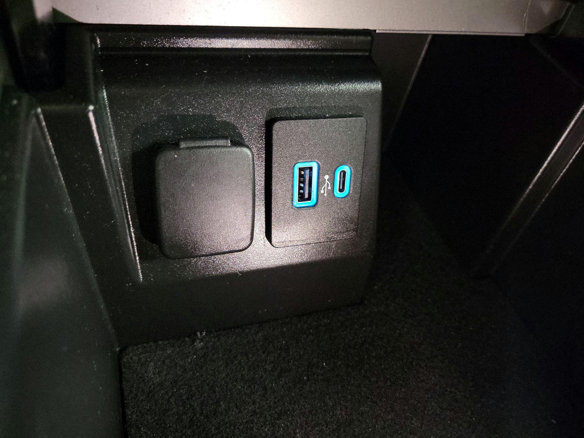 Thumbnail: 2022 Ford Explorer - 18