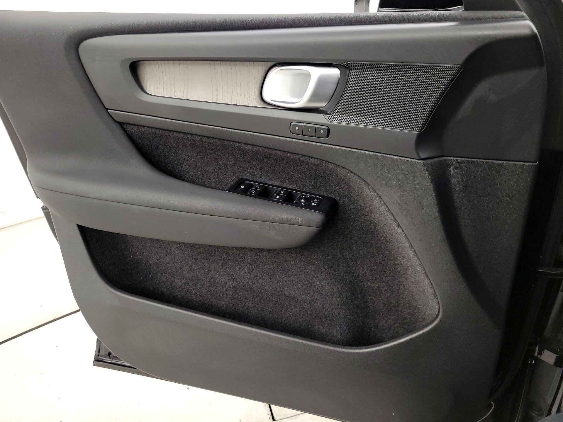 Thumbnail: 2022 Volvo XC40 - 12