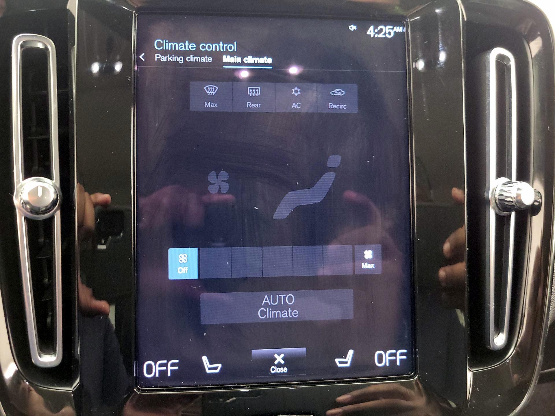 Thumbnail: 2022 Volvo XC40 - 16