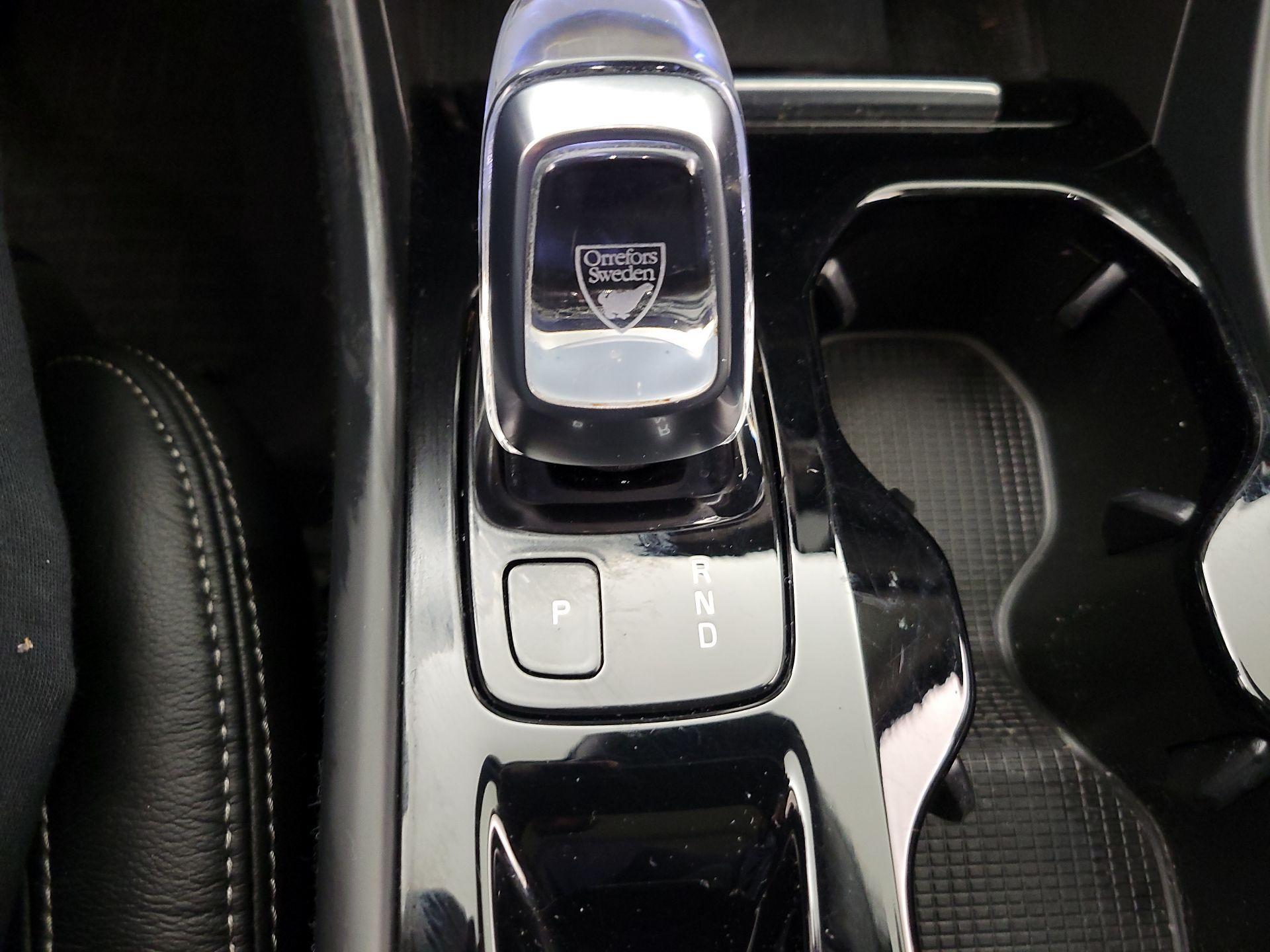 Thumbnail: 2022 Volvo XC40 - 17