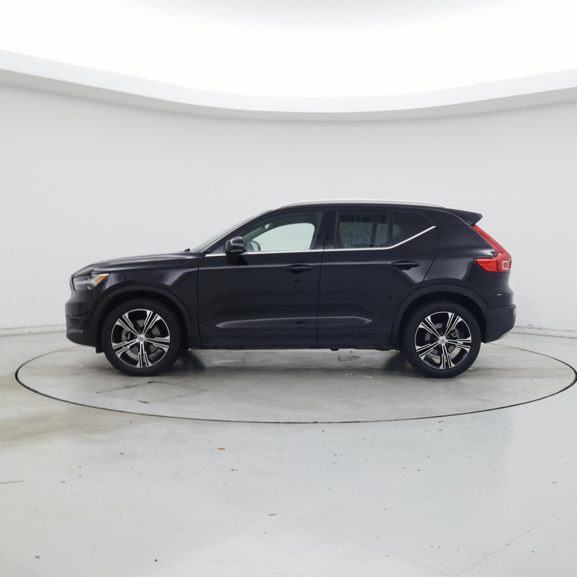 Thumbnail: 2022 Volvo XC40 - 3