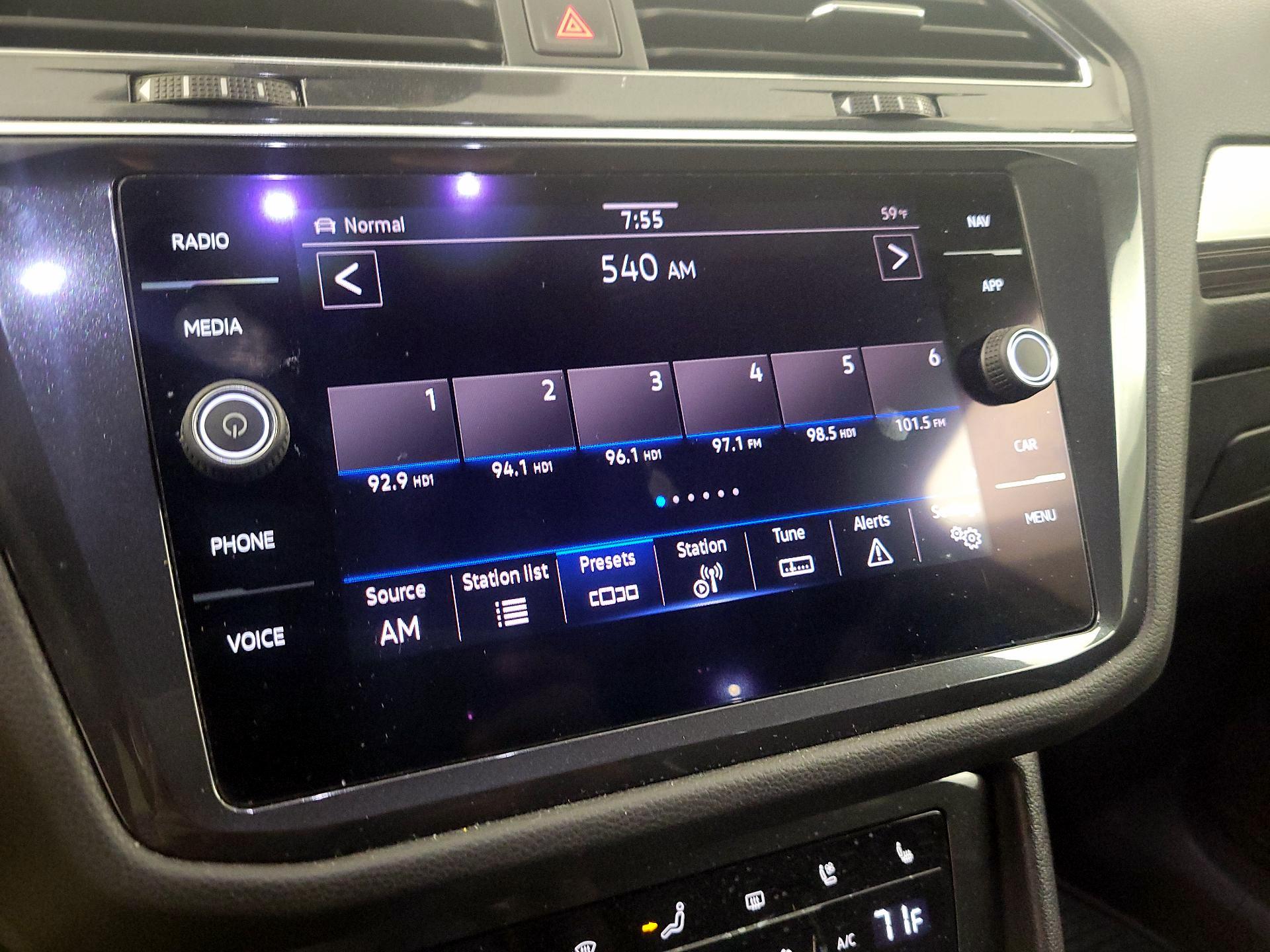 Thumbnail: 2022 Volkswagen Tiguan - 16