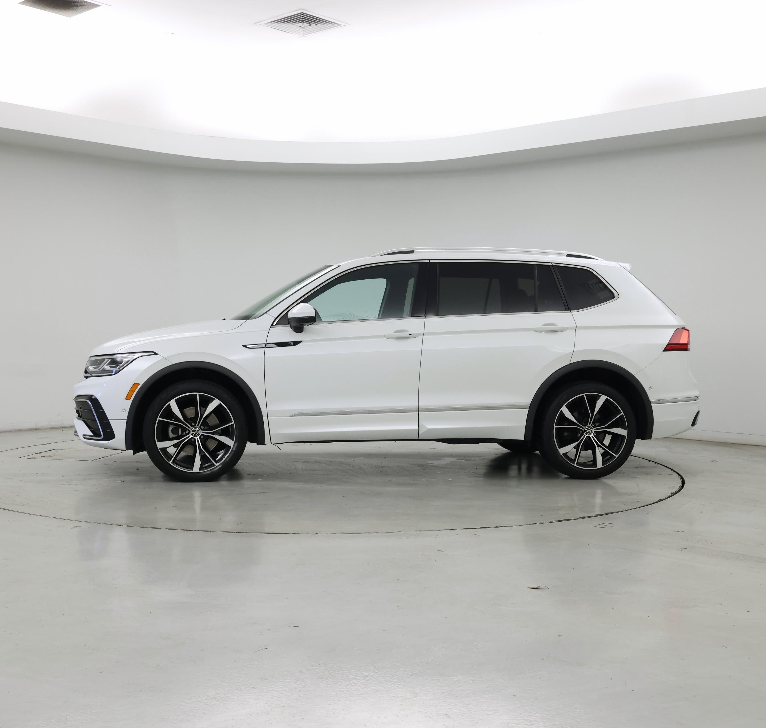 Thumbnail: 2022 Volkswagen Tiguan - 3