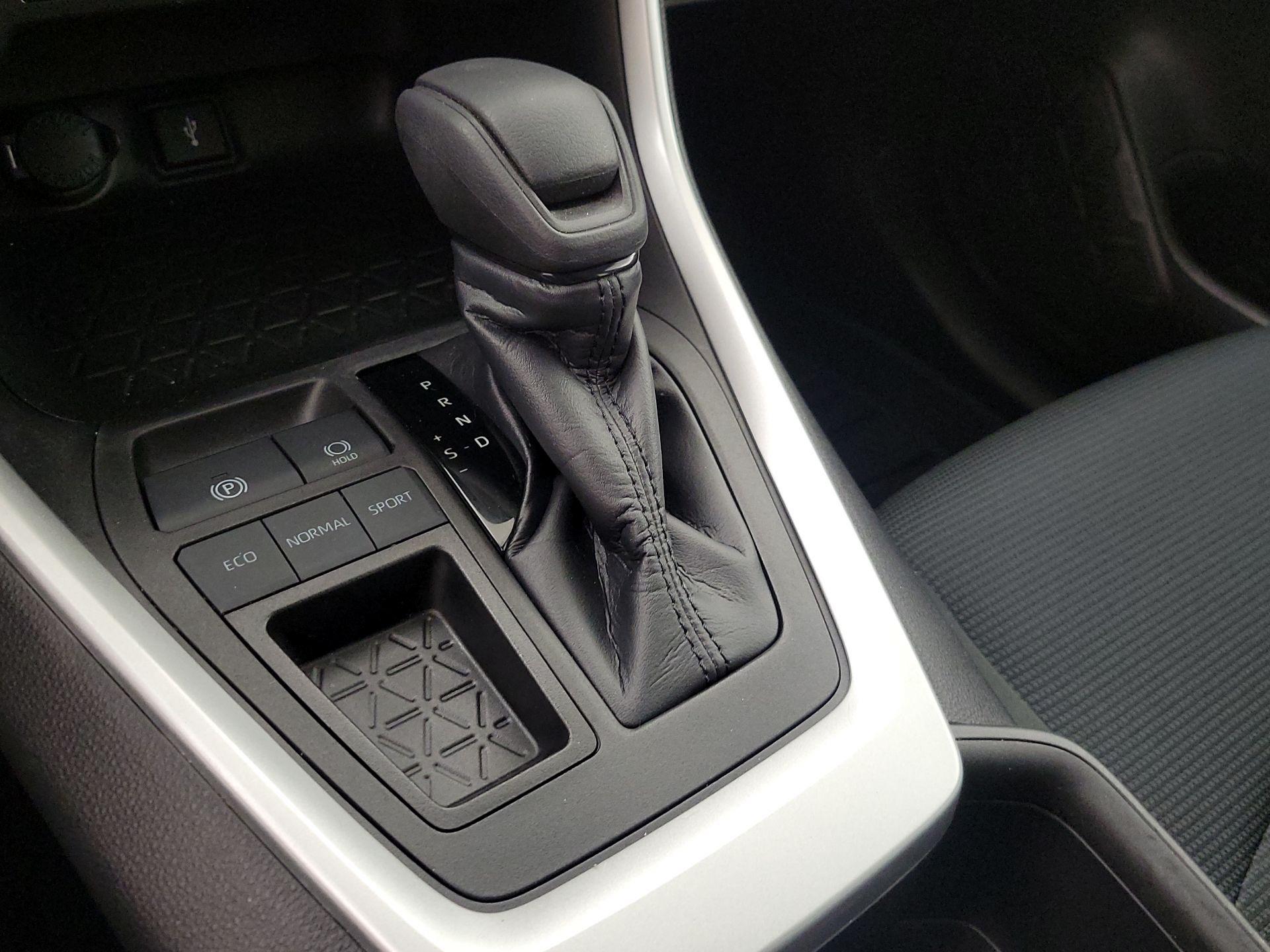 Thumbnail: 2022 Toyota RAV4 - 17