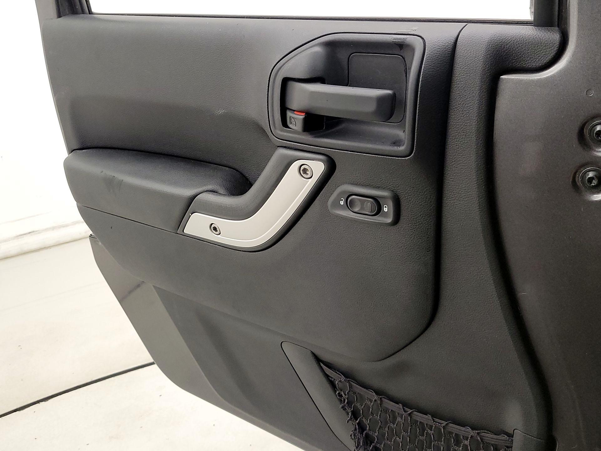 Thumbnail: 2016 Jeep Wrangler - 12