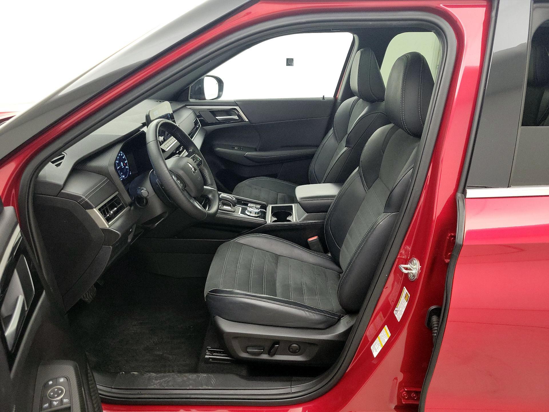 Thumbnail: 2024 Mitsubishi Outlander - 11