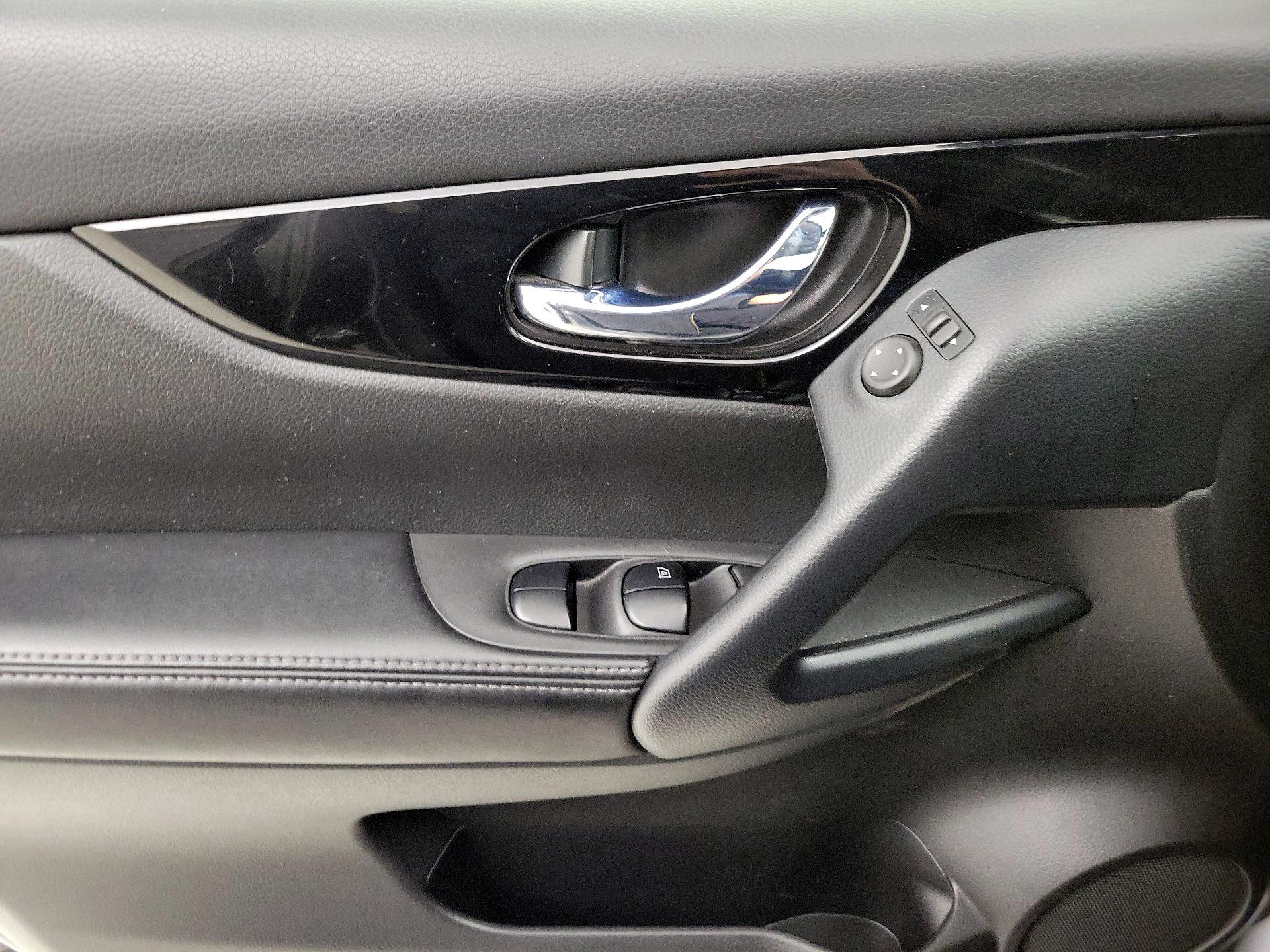 Thumbnail: 2020 Nissan Rogue Sport - 12