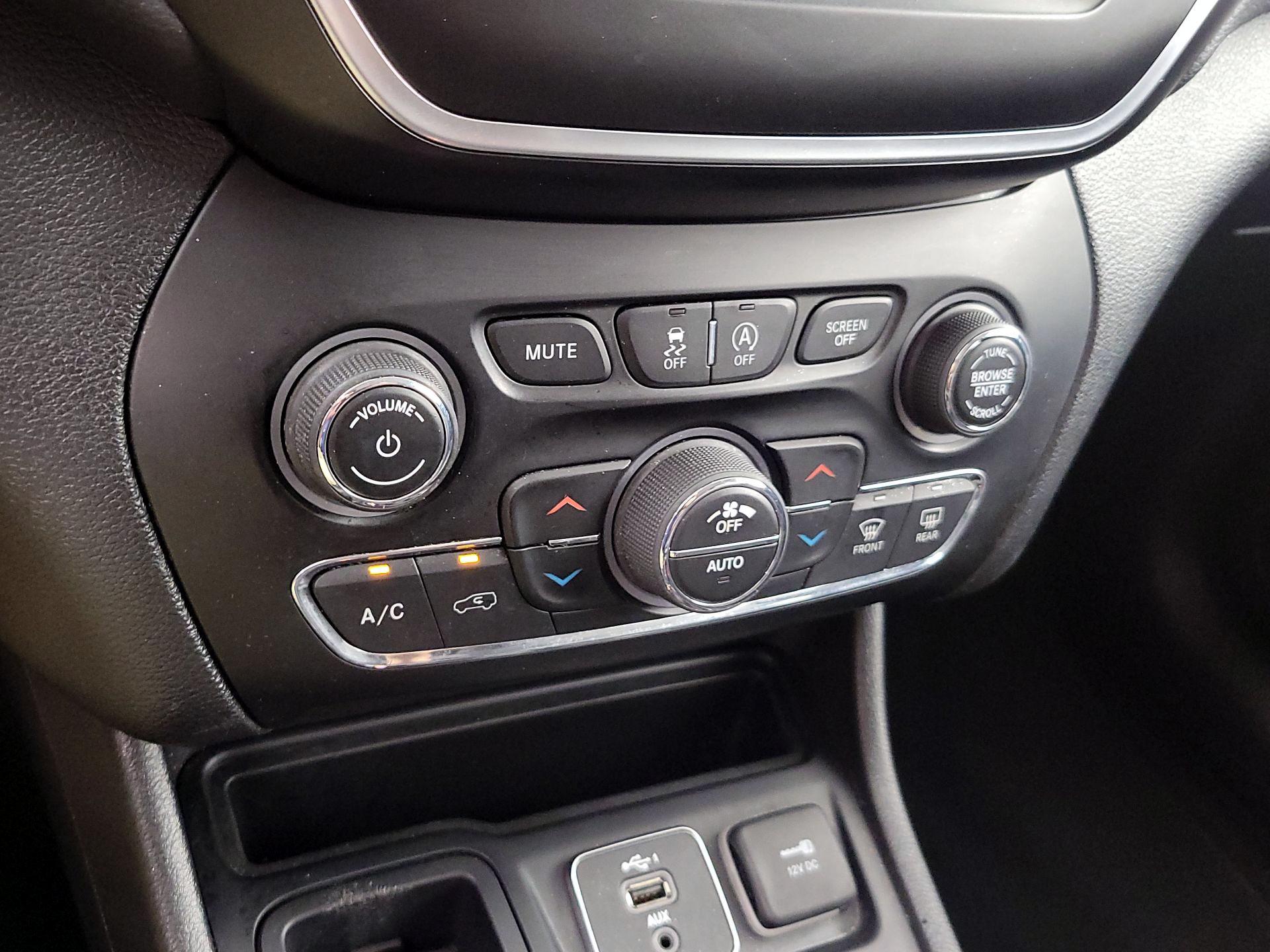 Thumbnail: 2020 Jeep Cherokee - 16