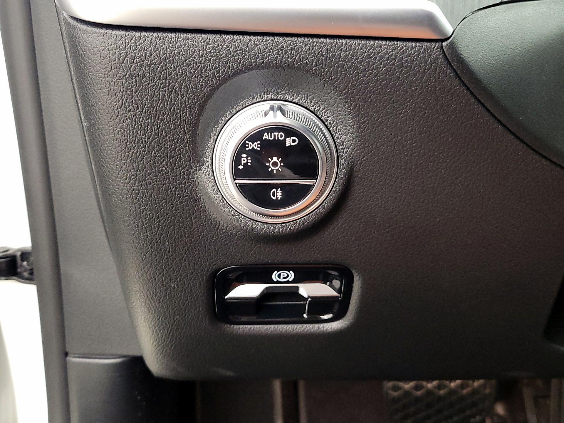 Thumbnail: 2024 Mercedes-Benz C-Class - 13