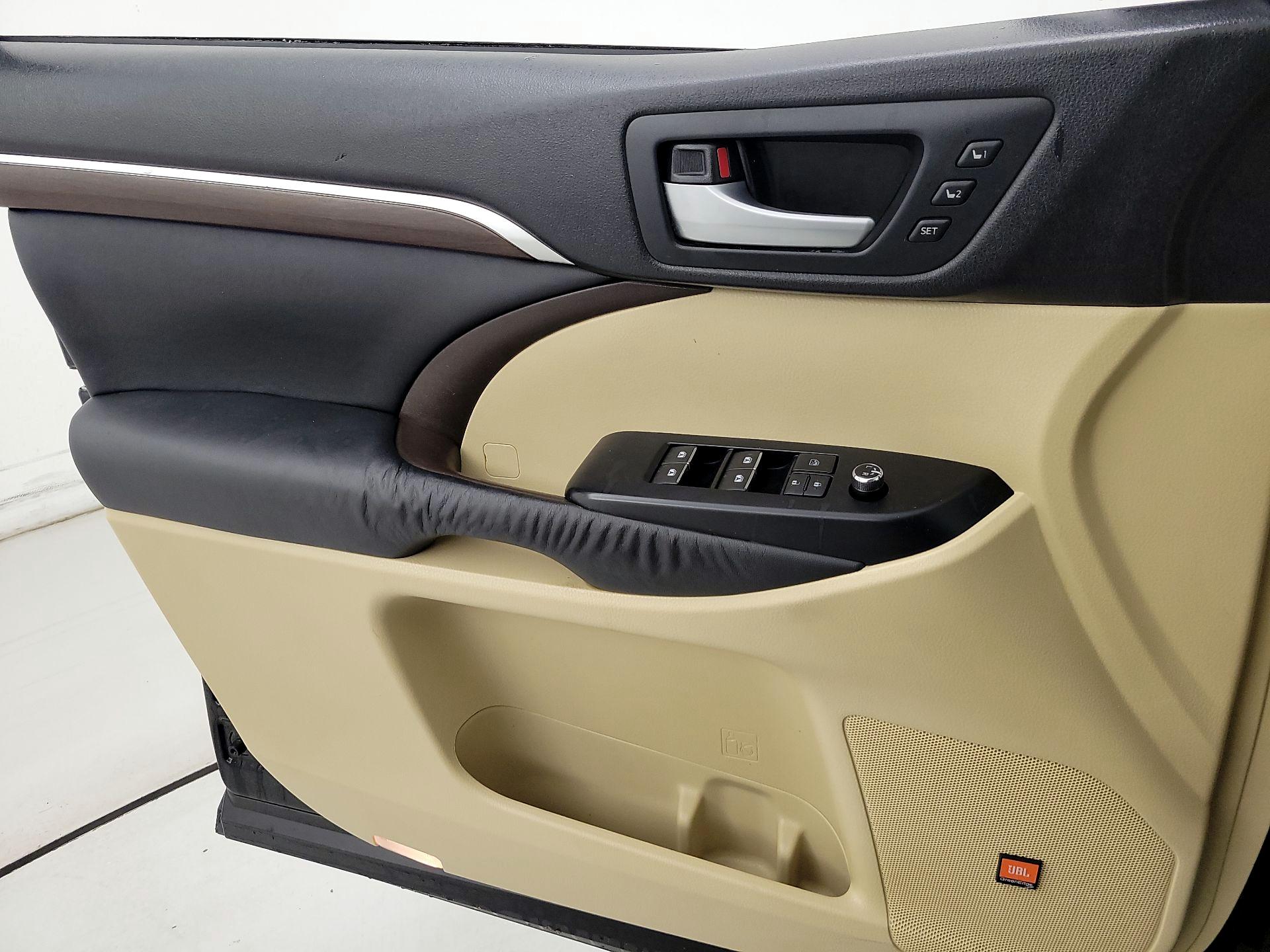 Thumbnail: 2015 Toyota Highlander - 12