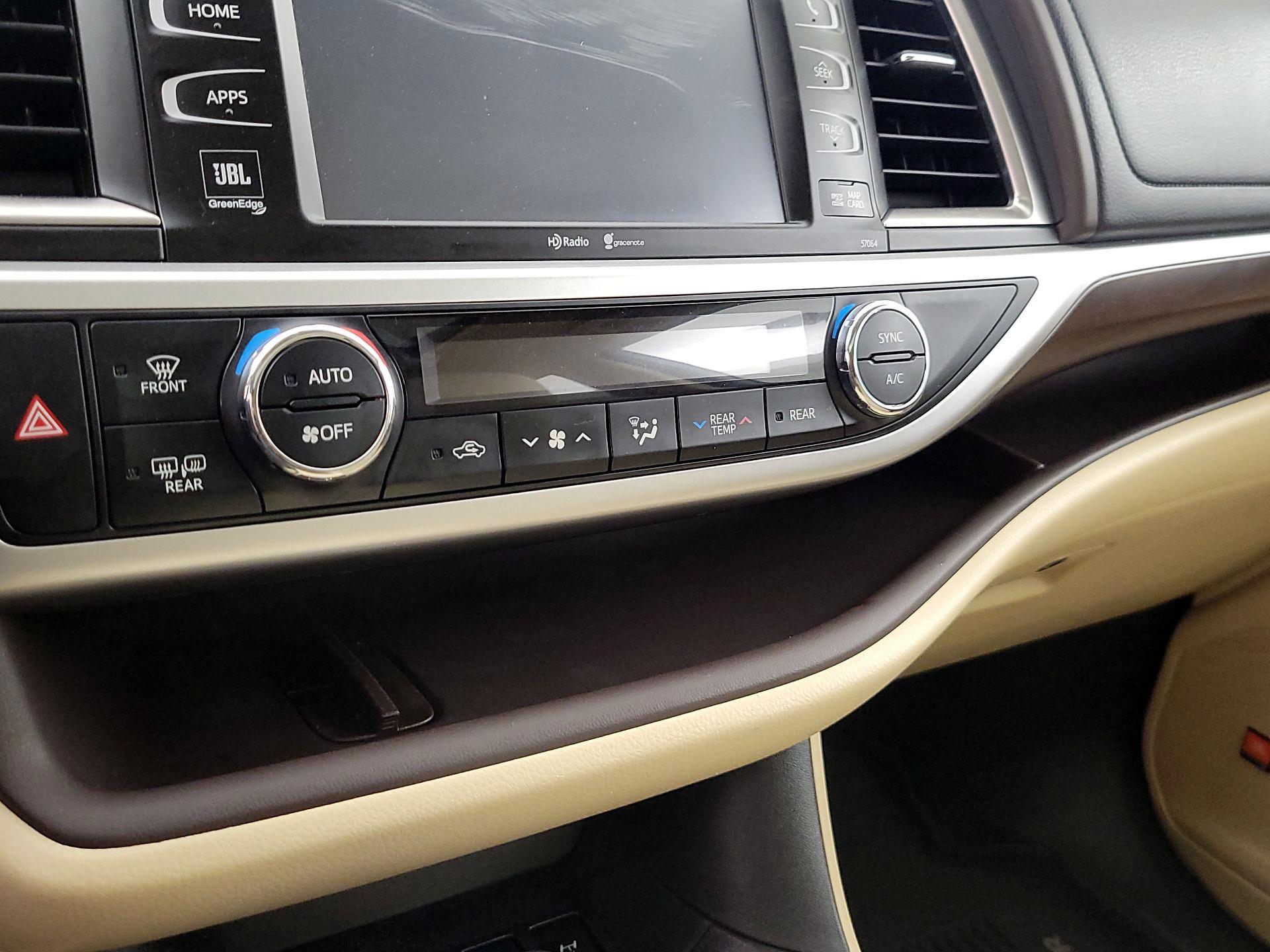 Thumbnail: 2015 Toyota Highlander - 17