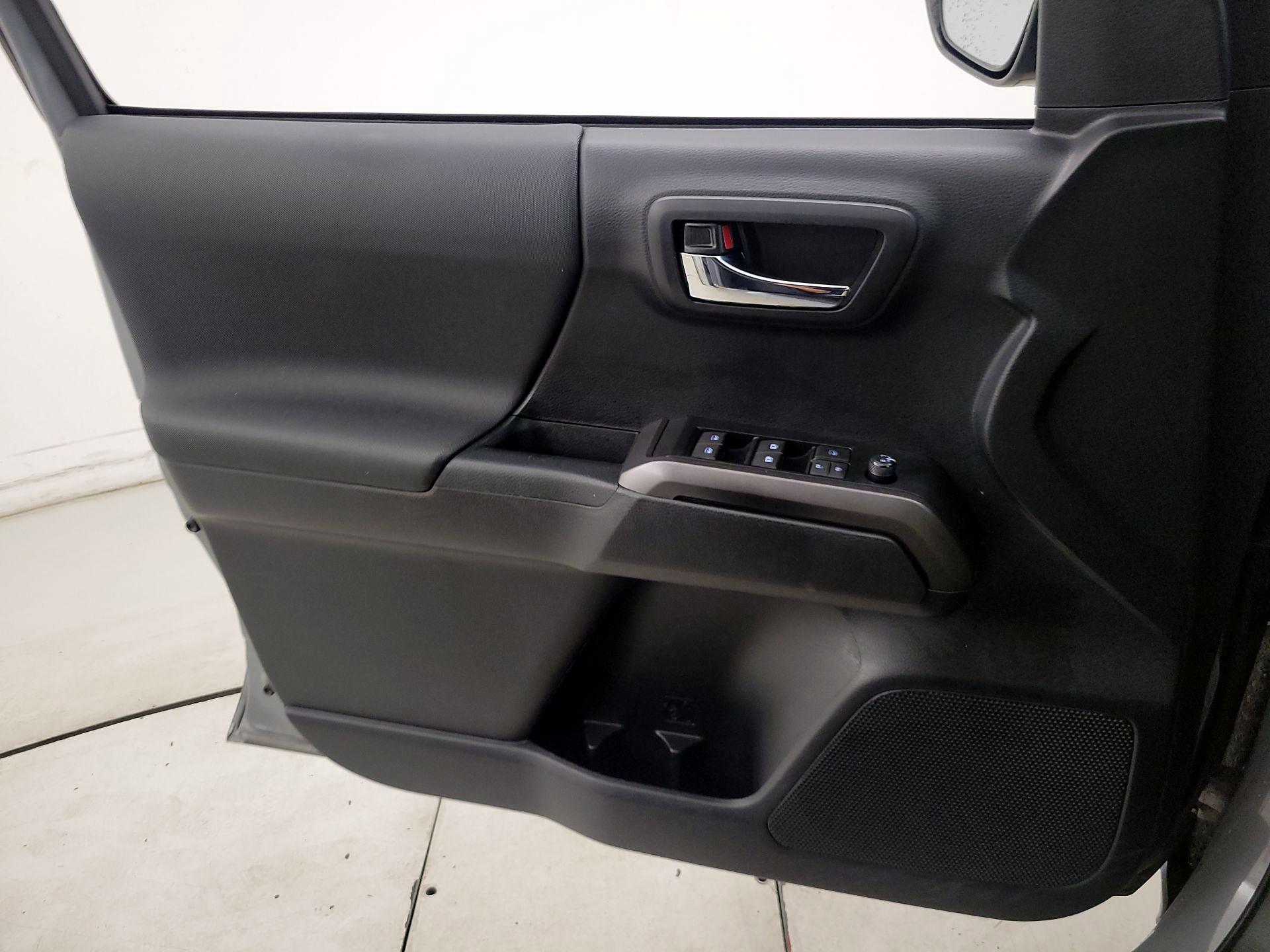 Thumbnail: 2020 Toyota Tacoma - 12