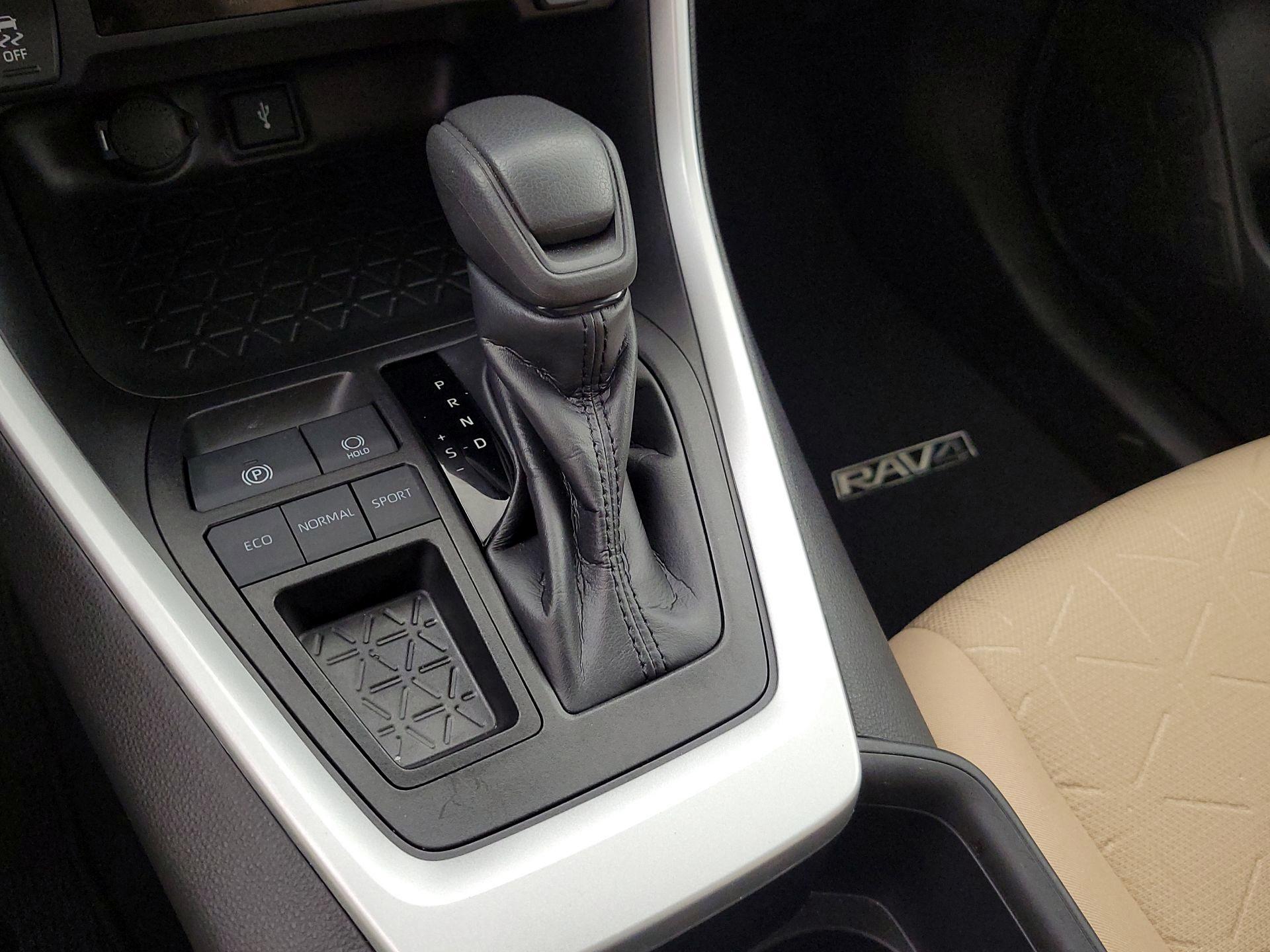 Thumbnail: 2022 Toyota RAV4 - 17