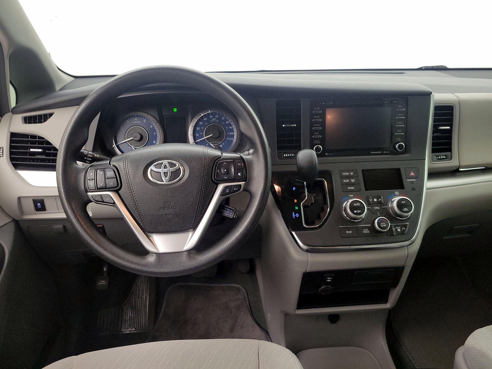 Thumbnail: 2019 Toyota Sienna - 10