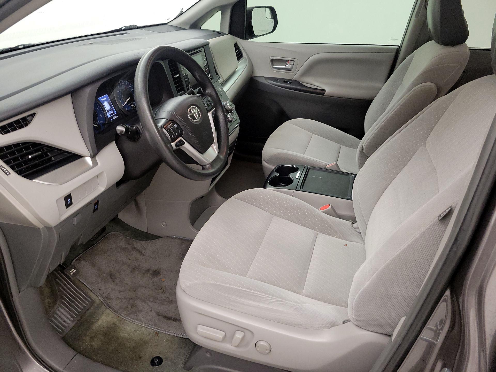 Thumbnail: 2019 Toyota Sienna - 11