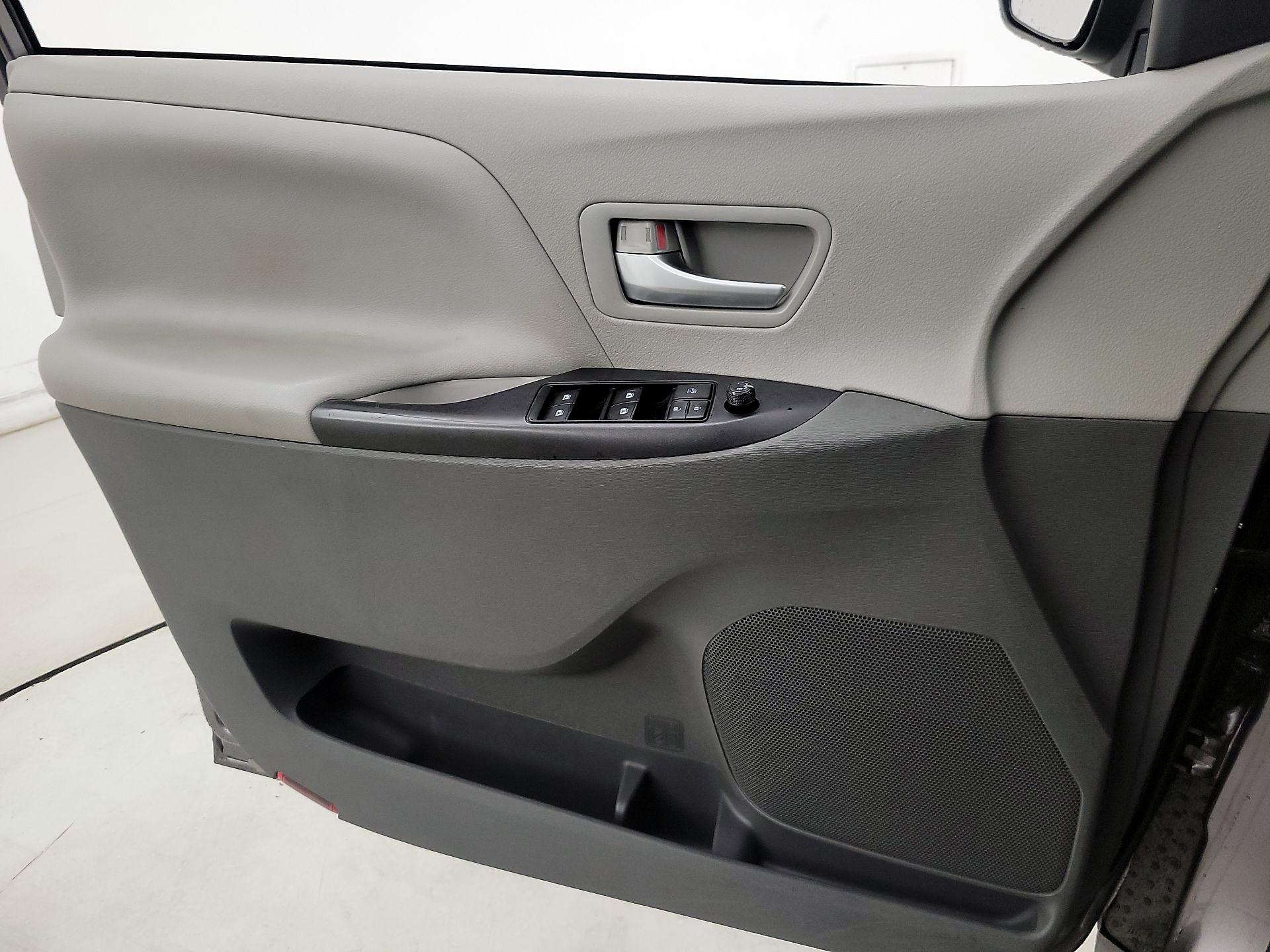 Thumbnail: 2019 Toyota Sienna - 12