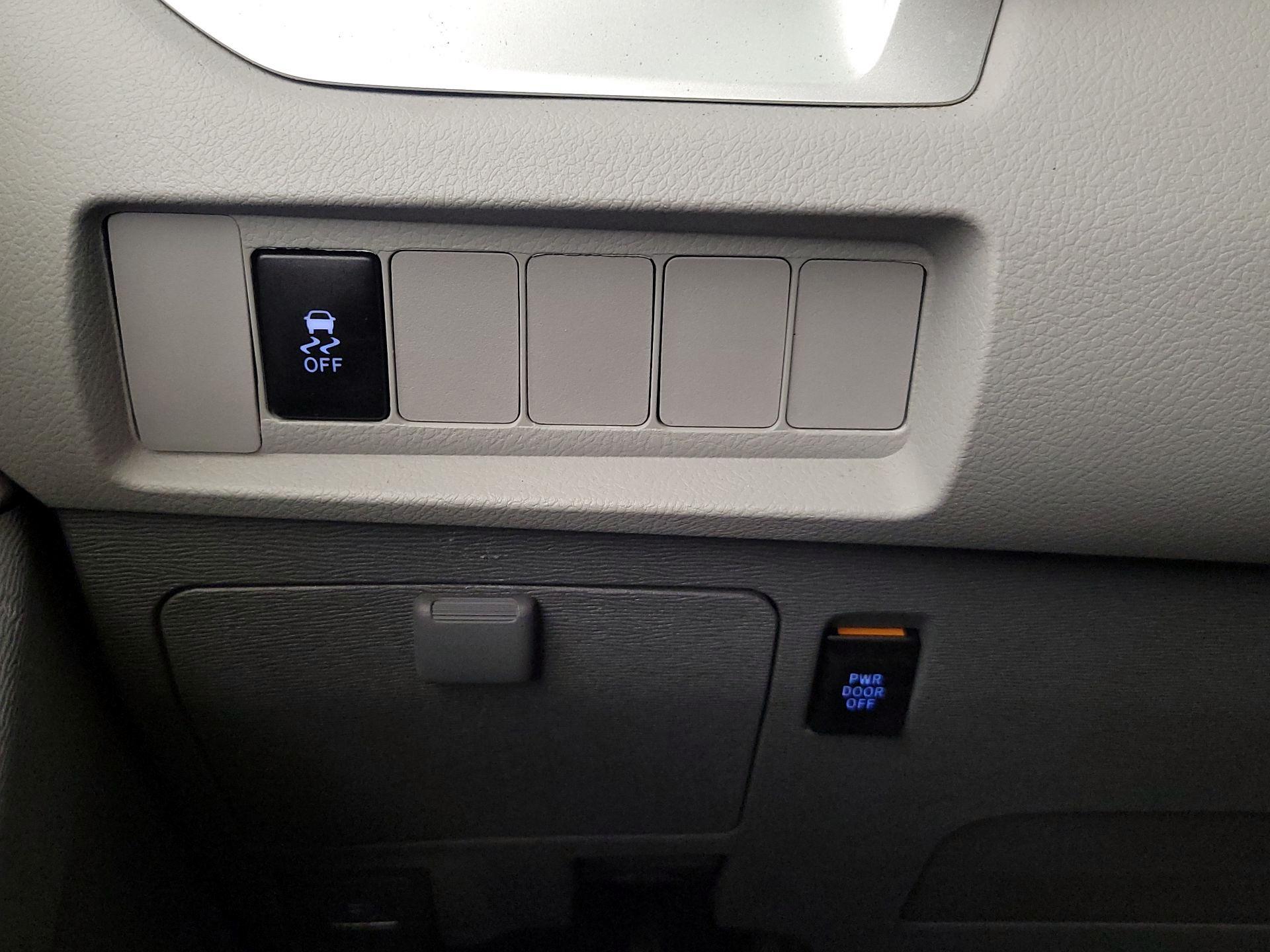 Thumbnail: 2019 Toyota Sienna - 13