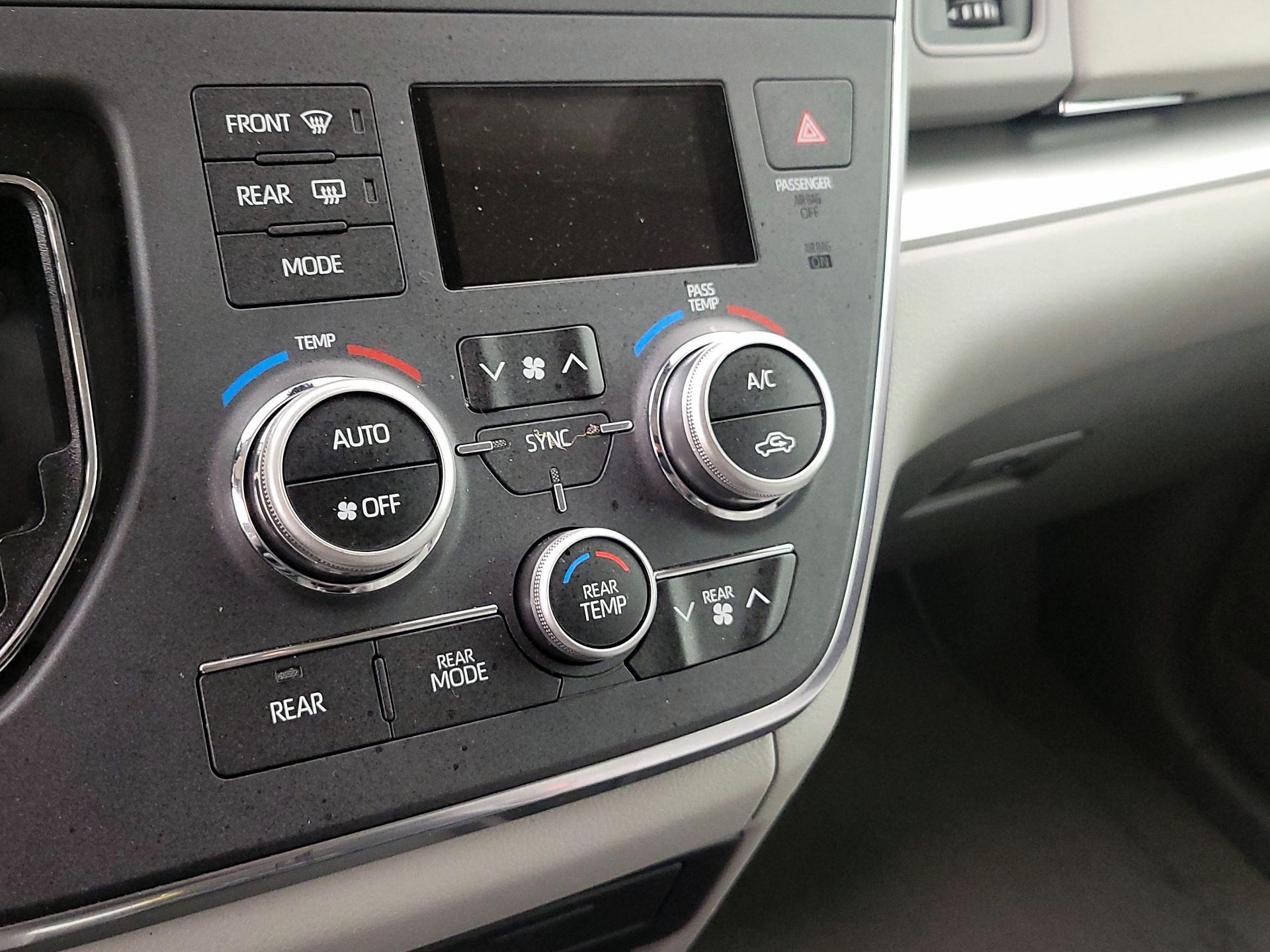 Thumbnail: 2019 Toyota Sienna - 16