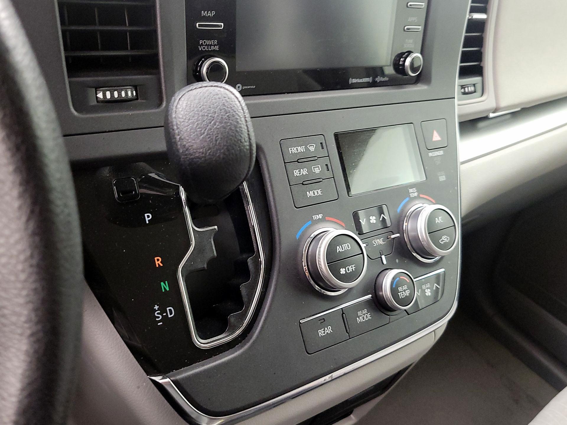 Thumbnail: 2019 Toyota Sienna - 17