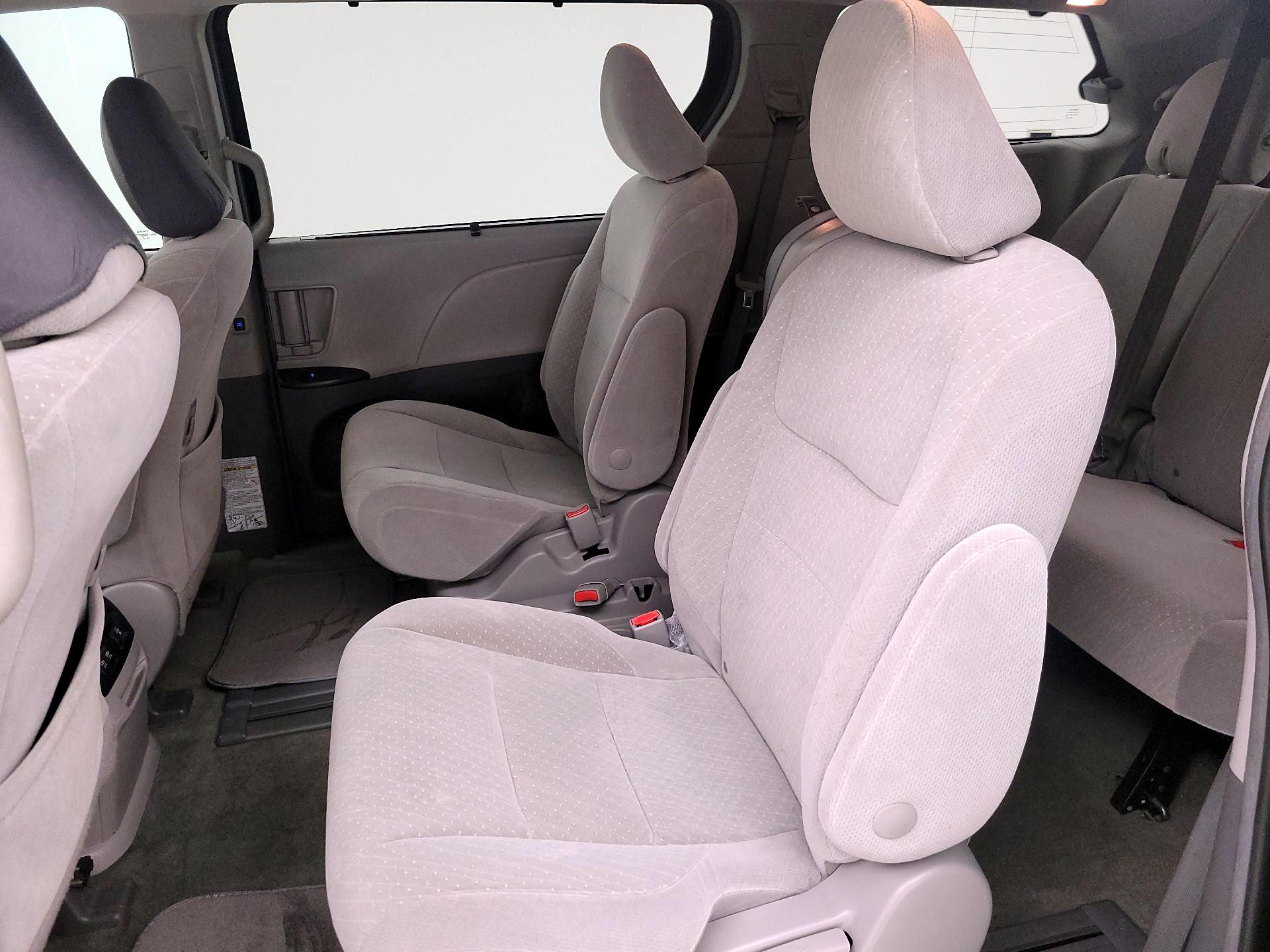 Thumbnail: 2019 Toyota Sienna - 19