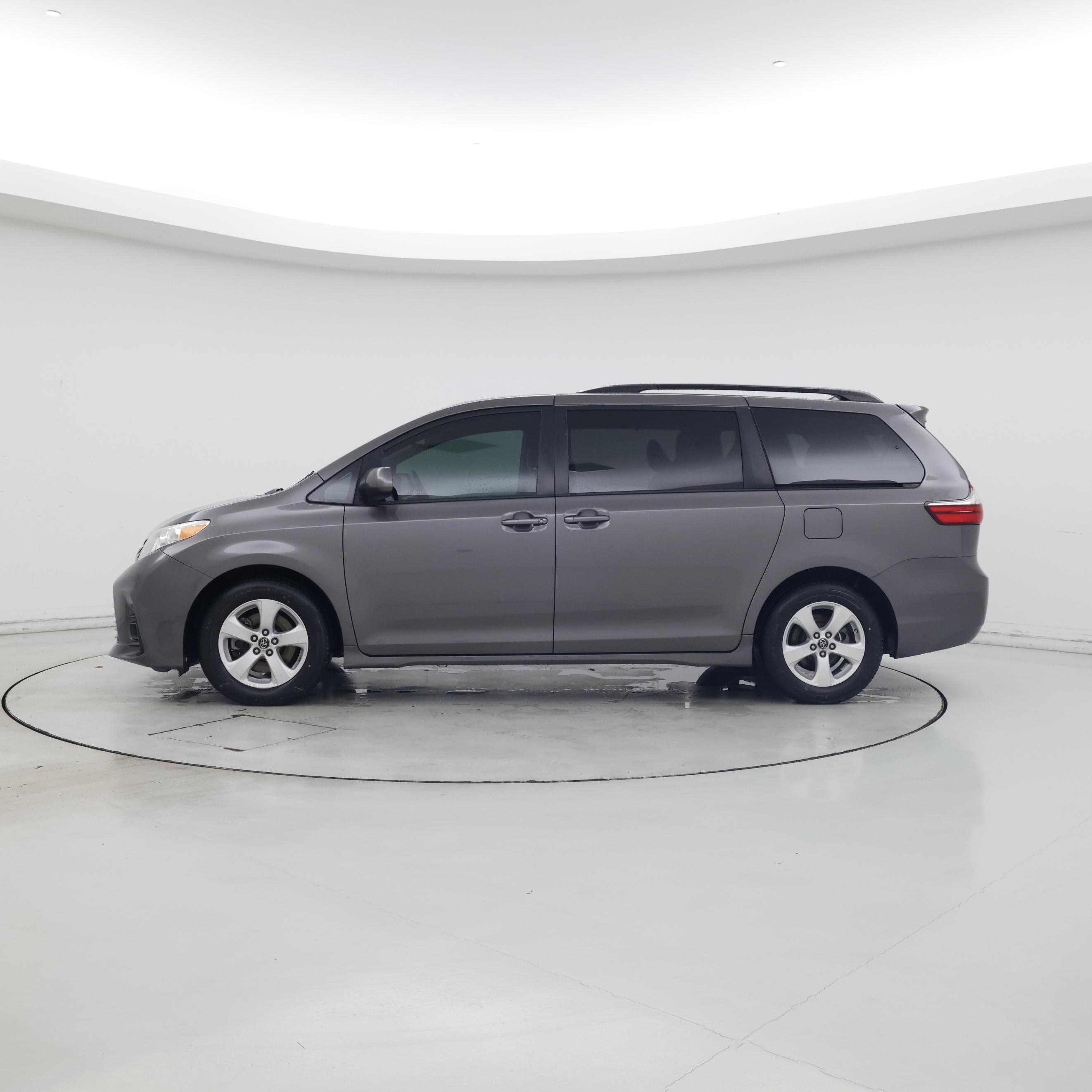 Thumbnail: 2019 Toyota Sienna - 3