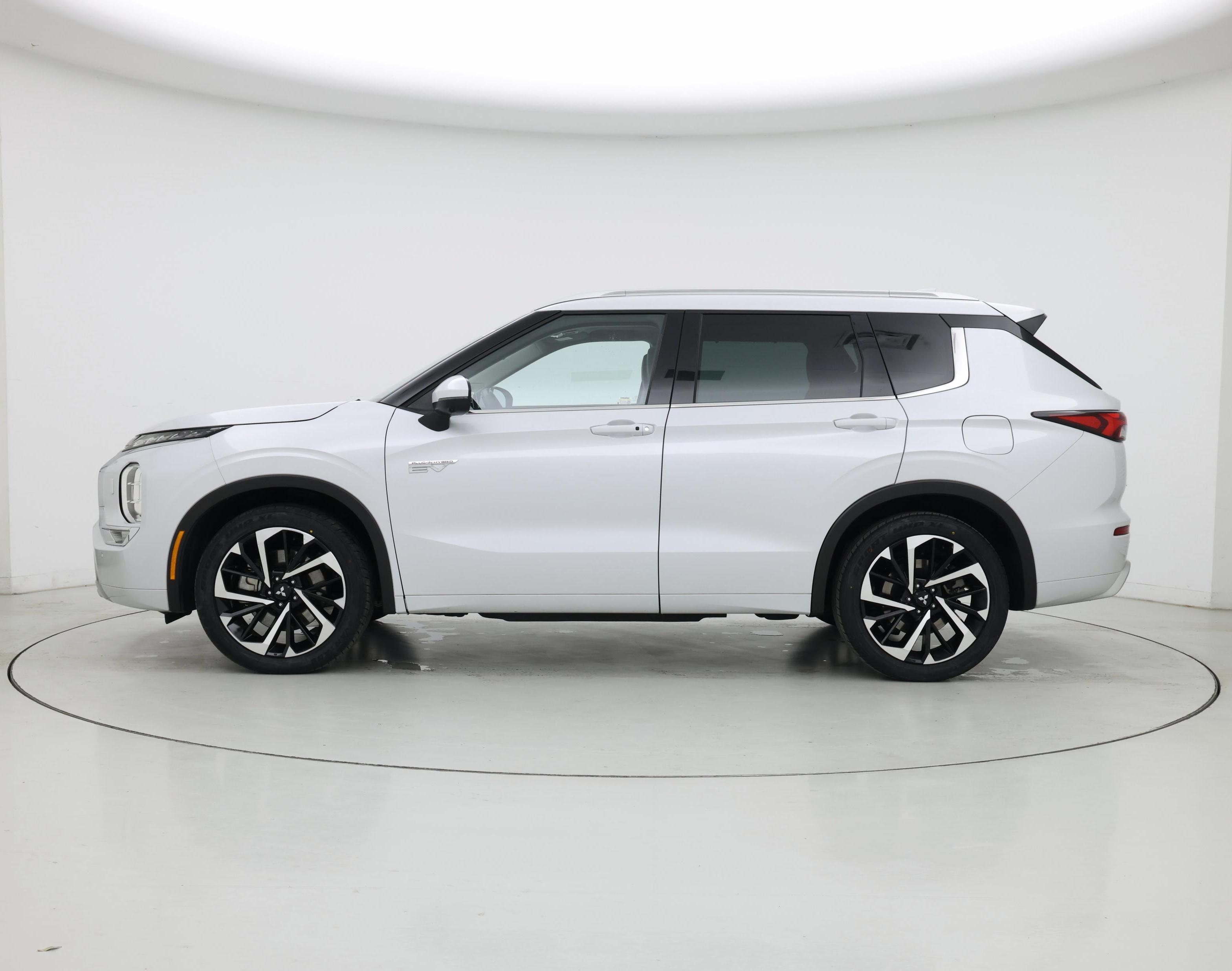 Thumbnail: 2023 Mitsubishi Outlander - 3