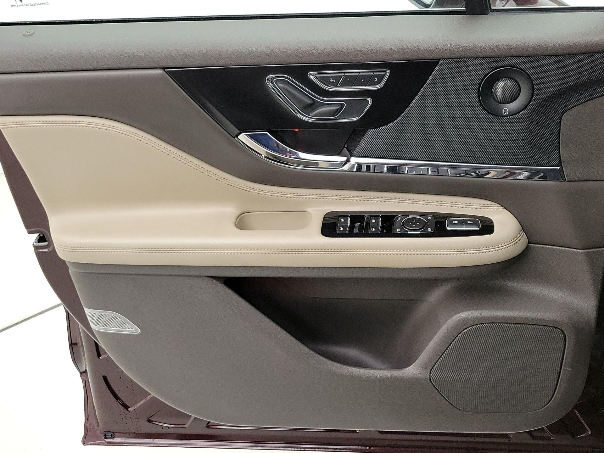 Thumbnail: 2020 Lincoln Corsair - 12