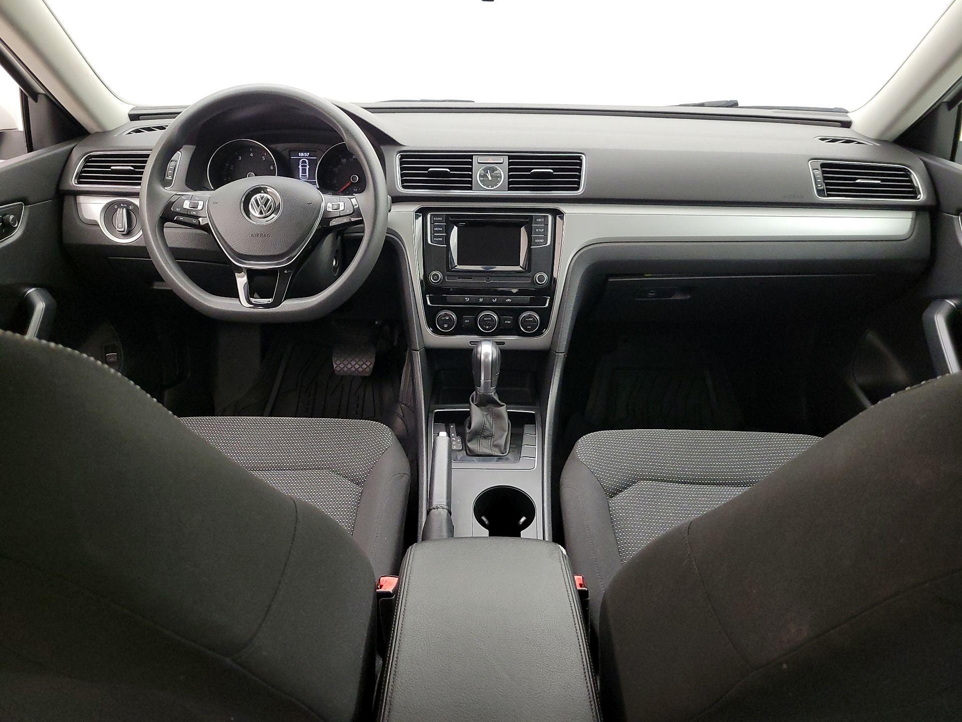 Thumbnail: 2017 Volkswagen Passat - 9