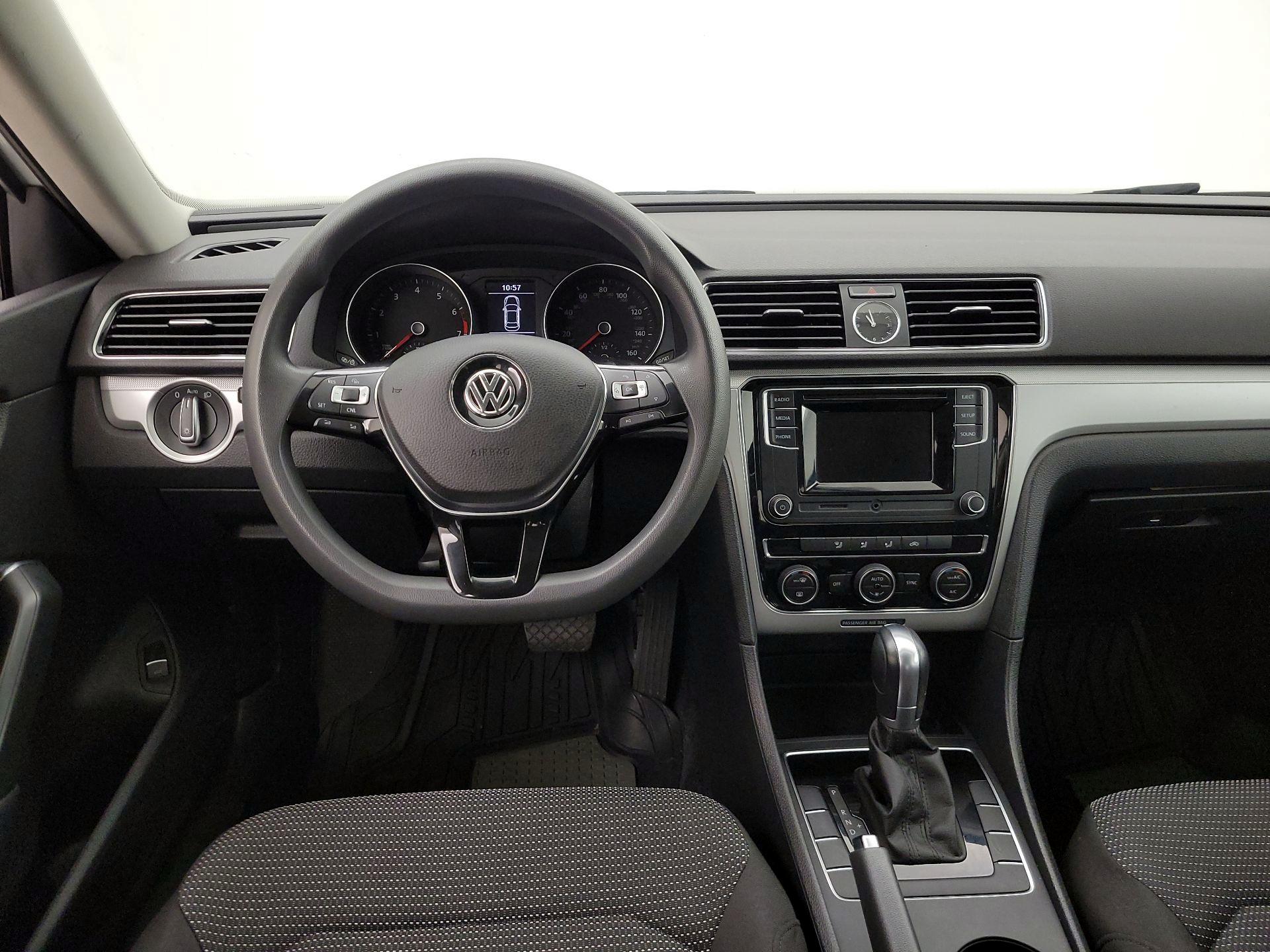 Thumbnail: 2017 Volkswagen Passat - 10