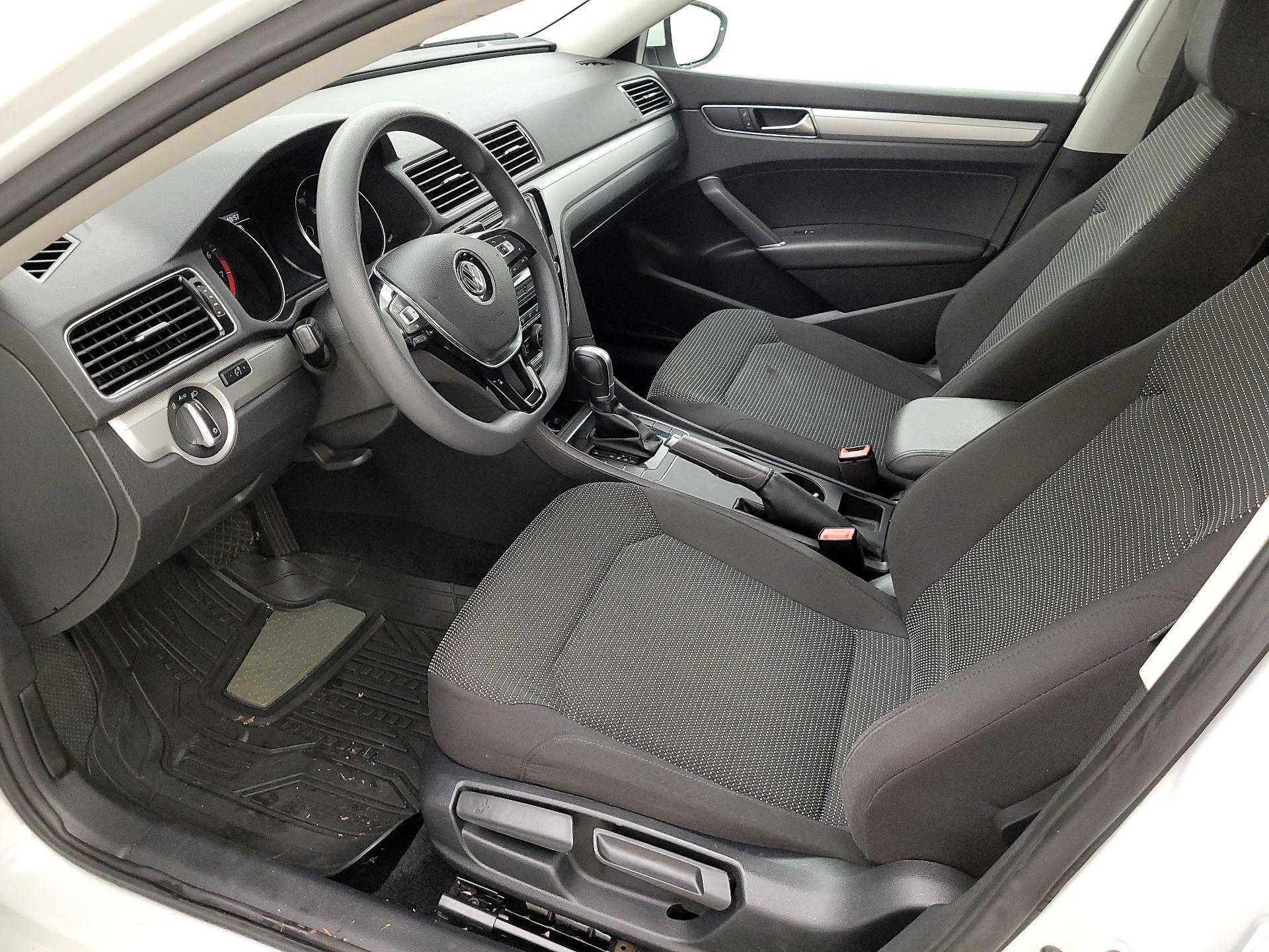 Thumbnail: 2017 Volkswagen Passat - 11