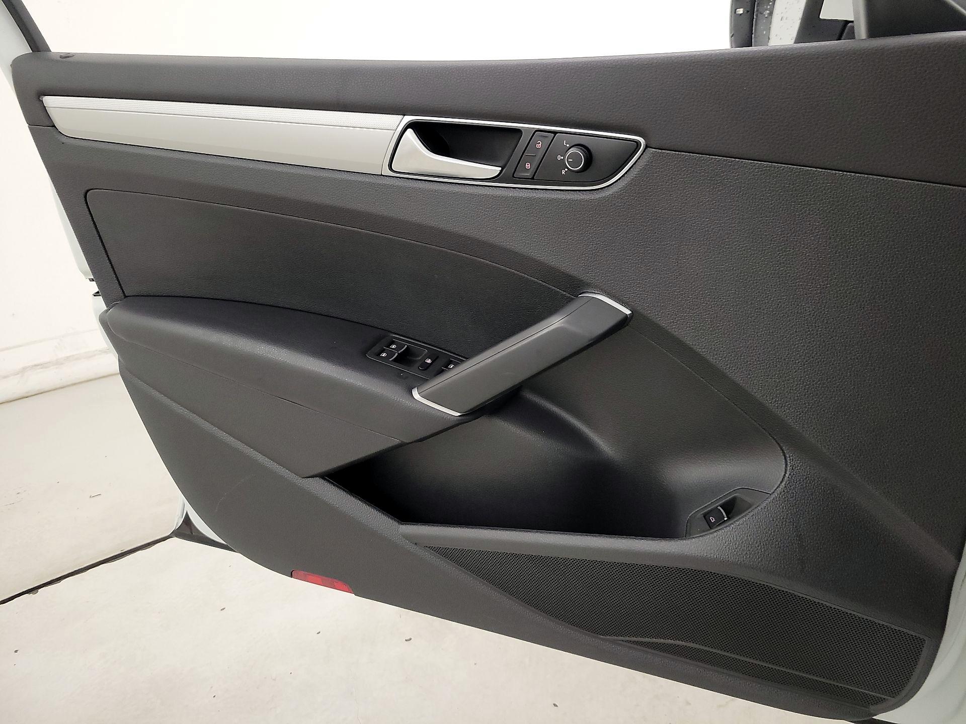 Thumbnail: 2017 Volkswagen Passat - 12