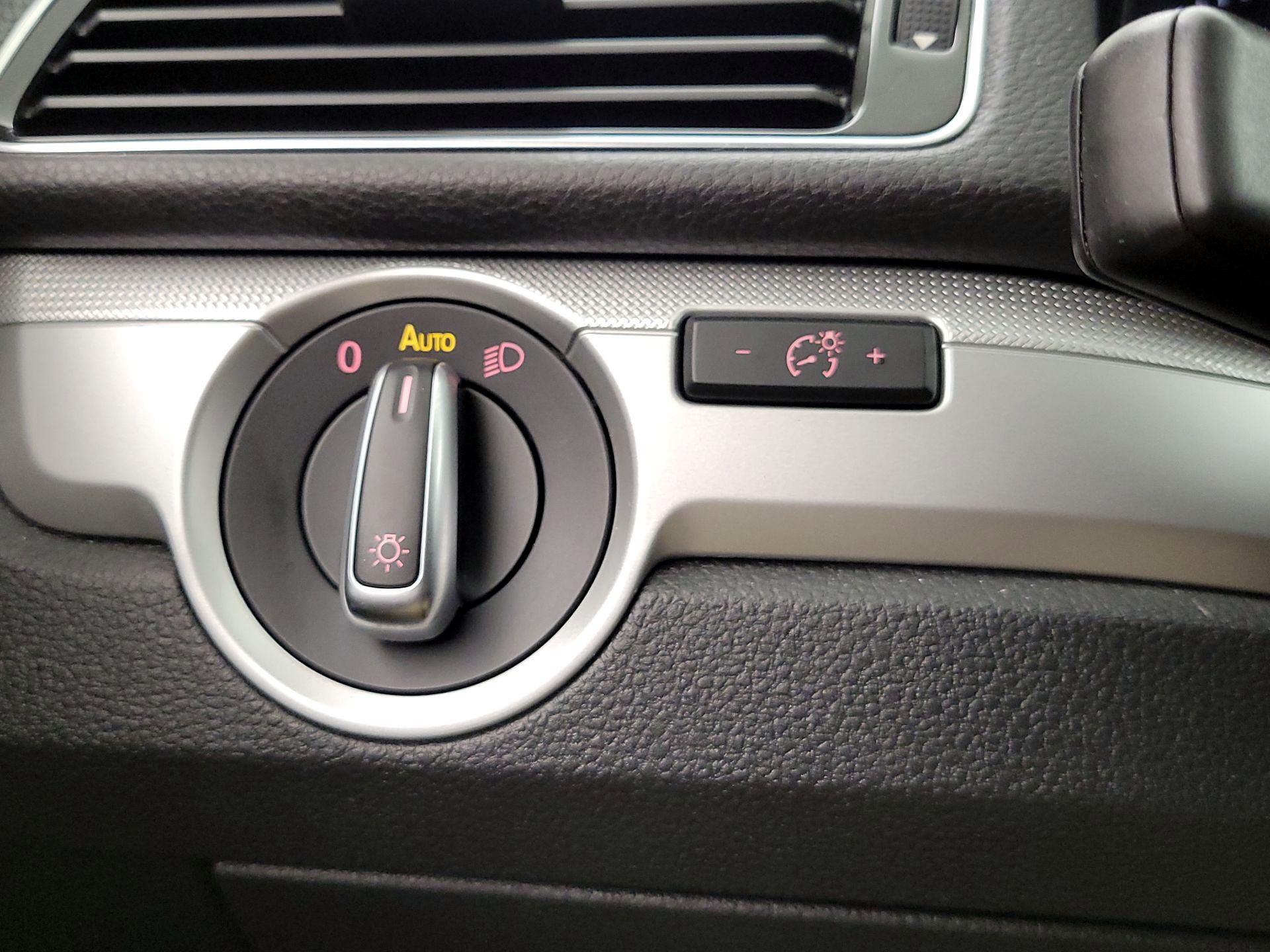 Thumbnail: 2017 Volkswagen Passat - 13