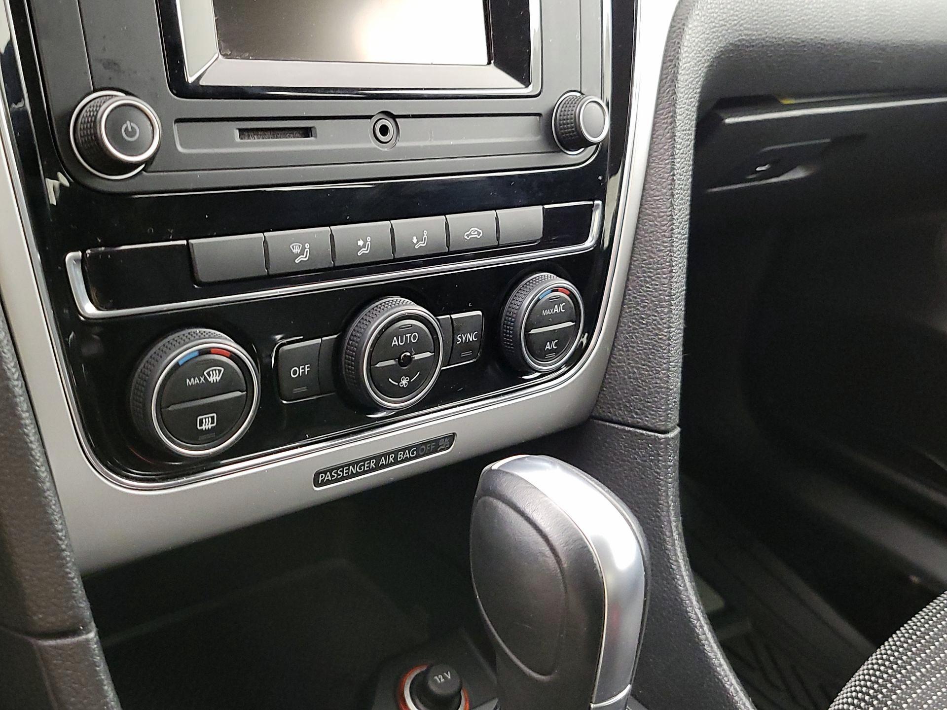 Thumbnail: 2017 Volkswagen Passat - 16