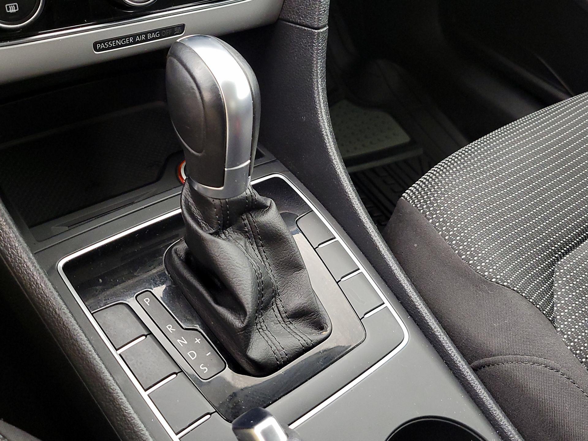 Thumbnail: 2017 Volkswagen Passat - 17