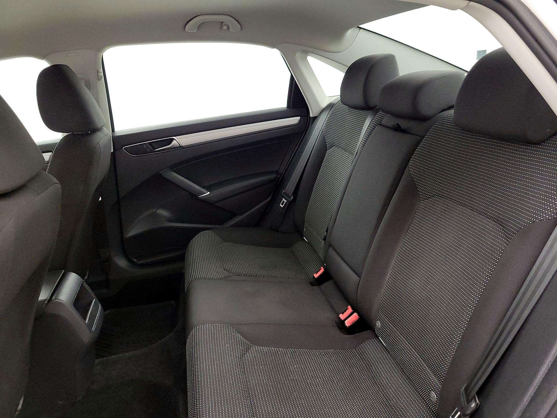 Thumbnail: 2017 Volkswagen Passat - 19