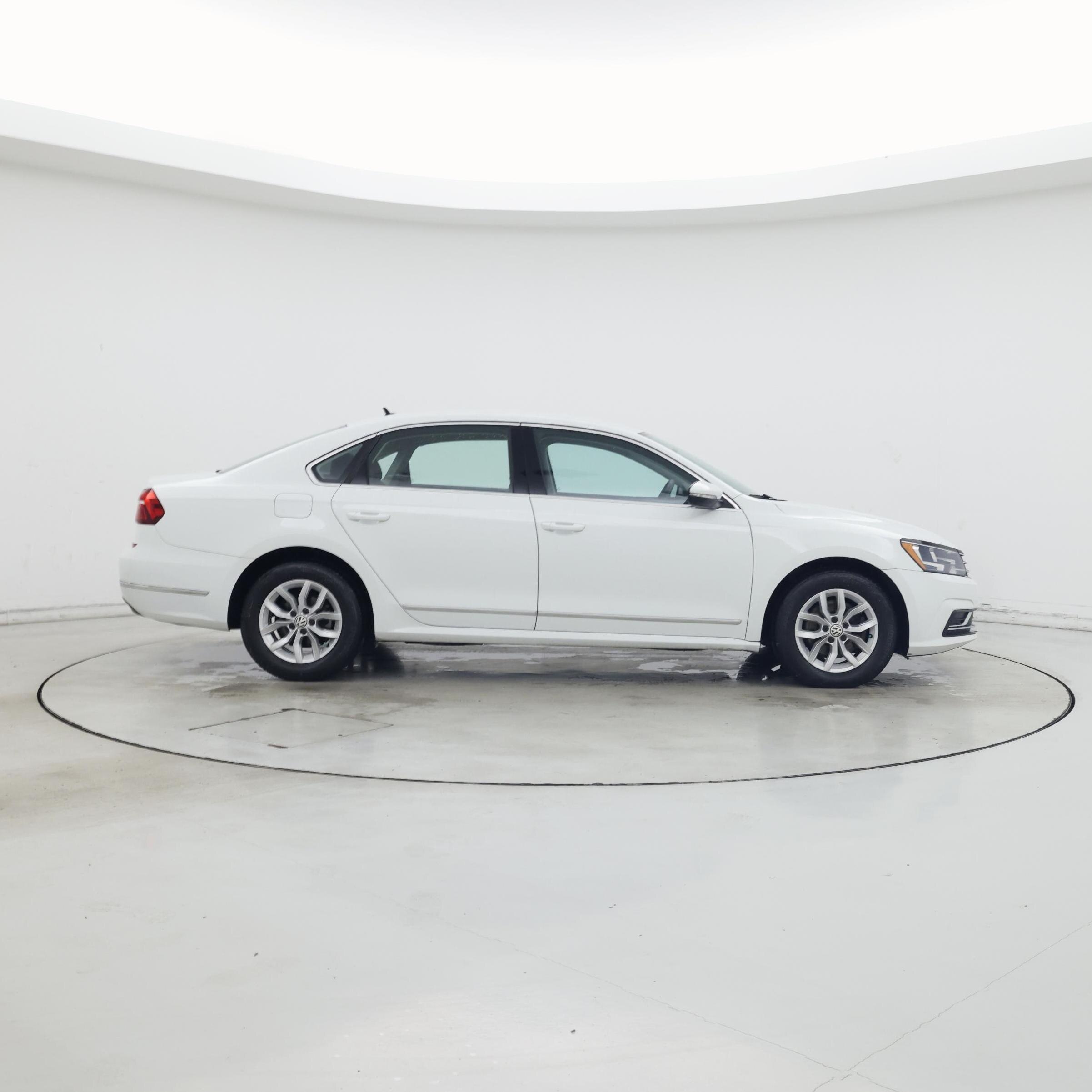 Thumbnail: 2017 Volkswagen Passat - 7