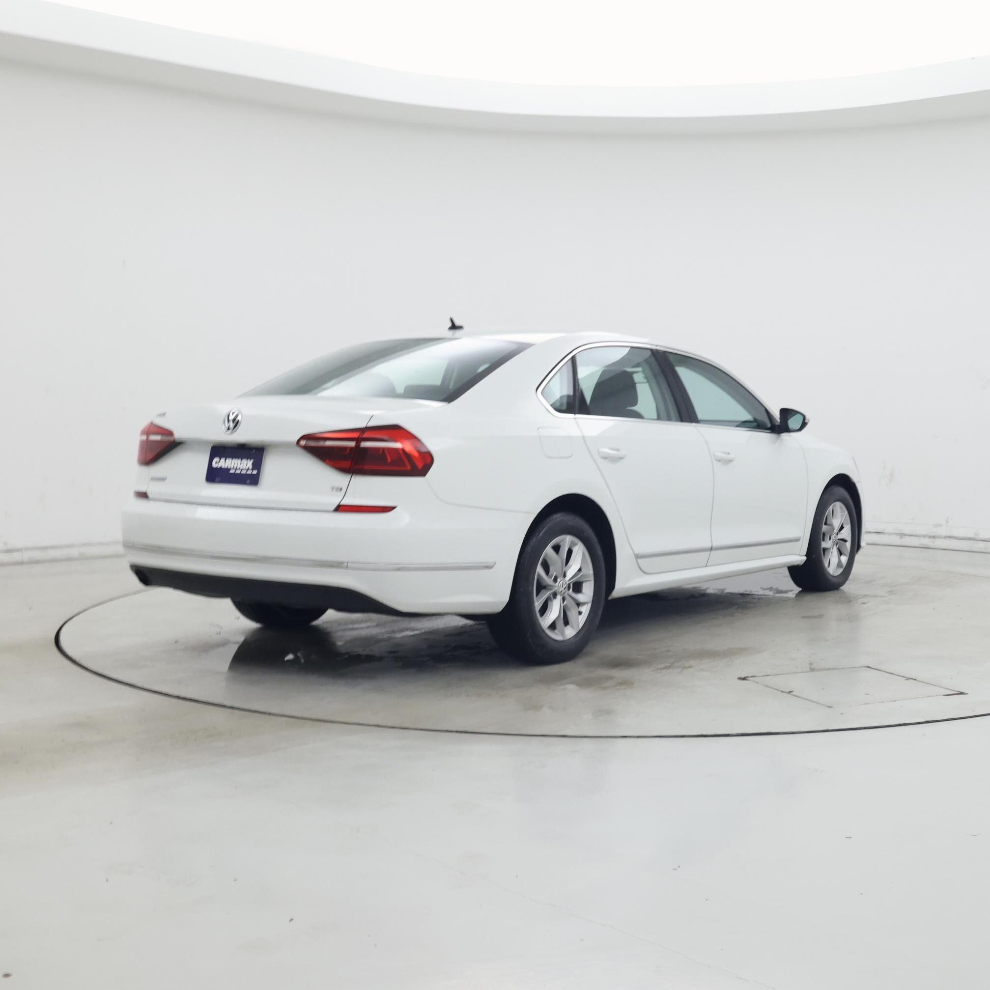 Thumbnail: 2017 Volkswagen Passat - 8