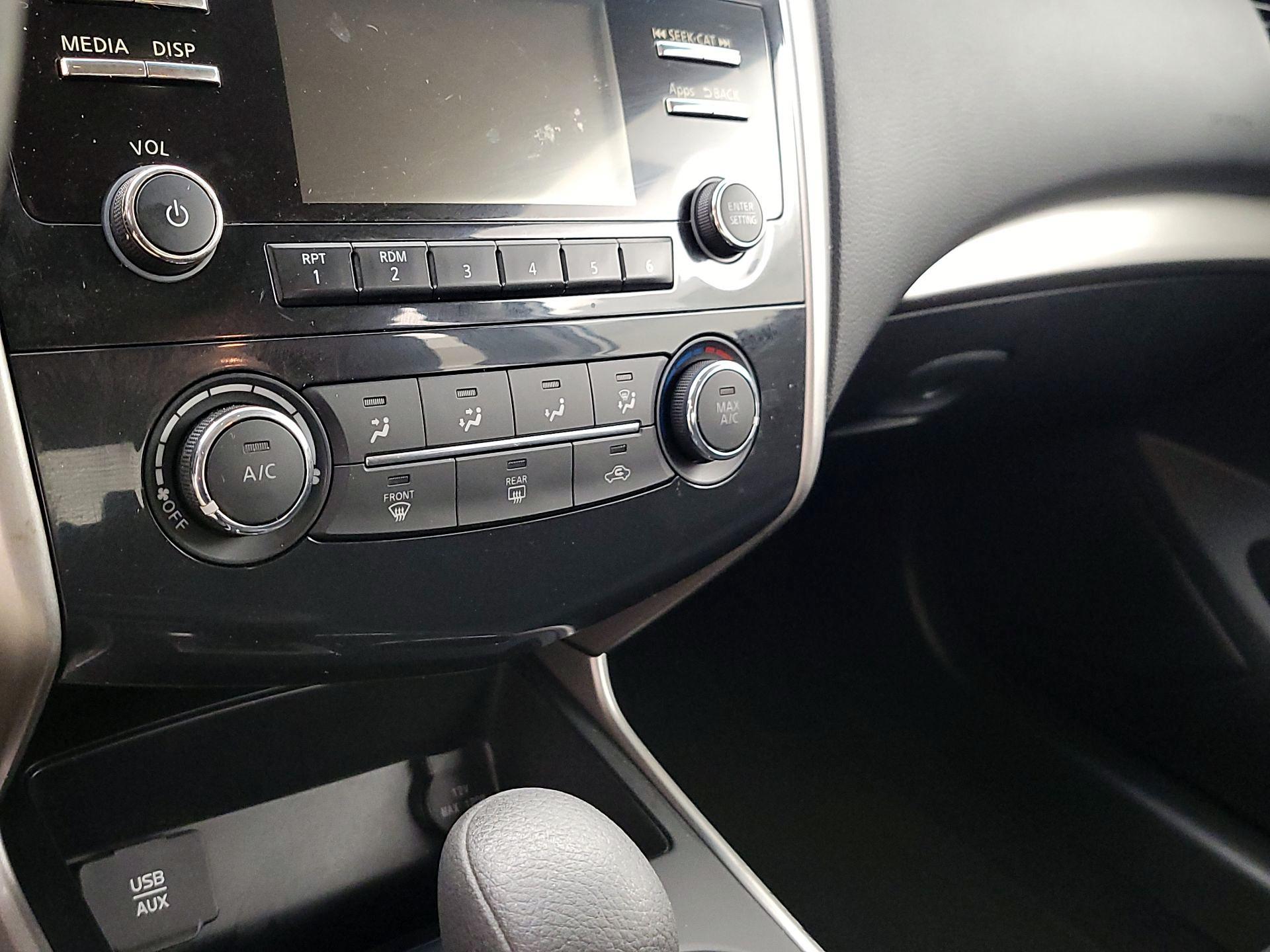 Thumbnail: 2015 Nissan Altima - 16