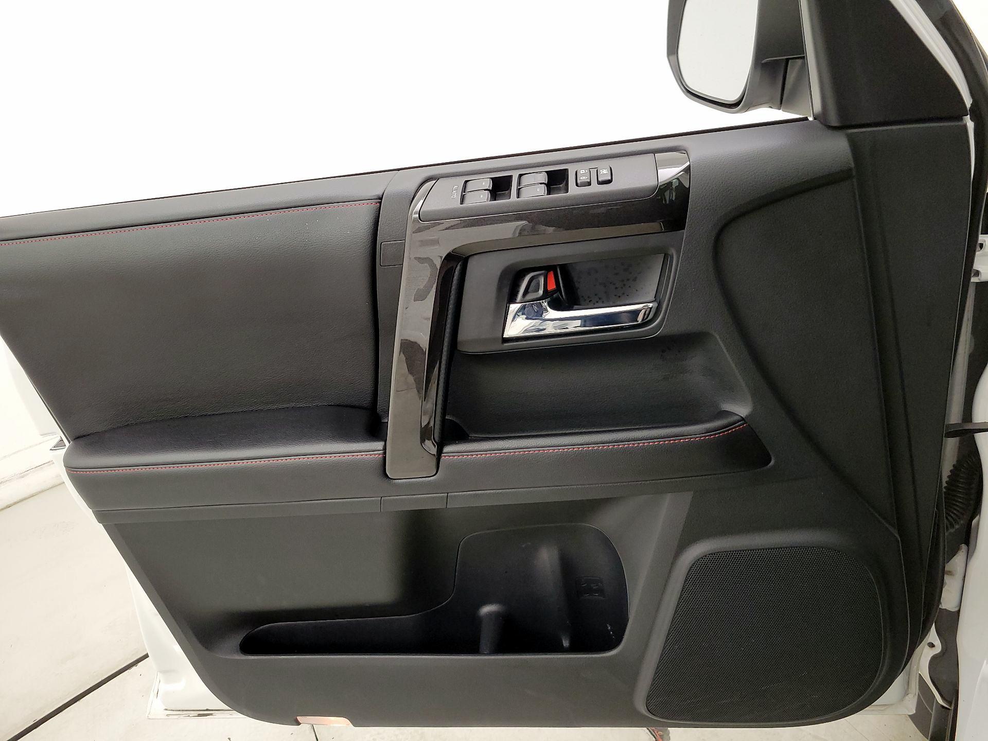 Thumbnail: 2016 Toyota 4Runner - 12