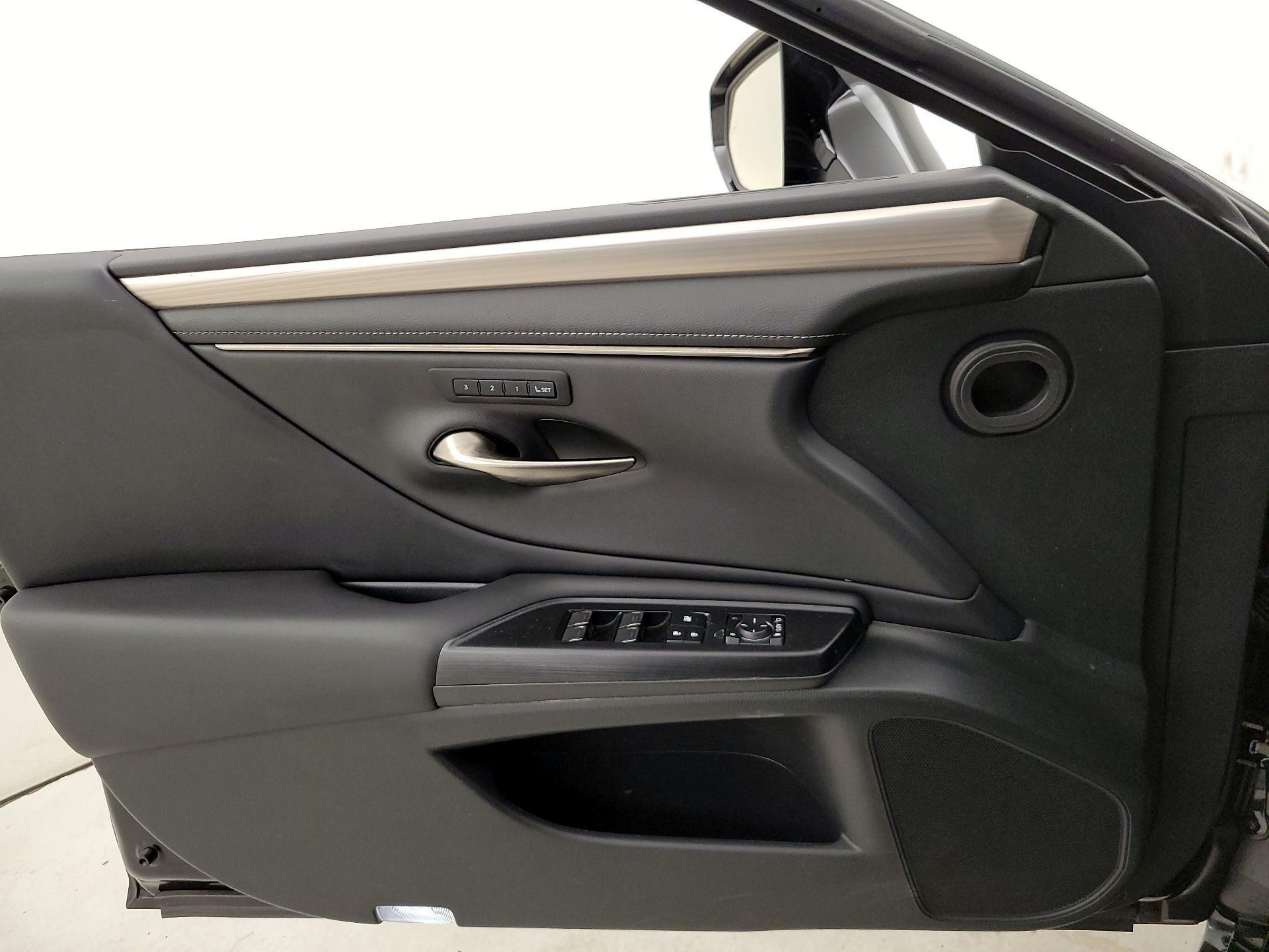 Thumbnail: 2021 Lexus ES - 12