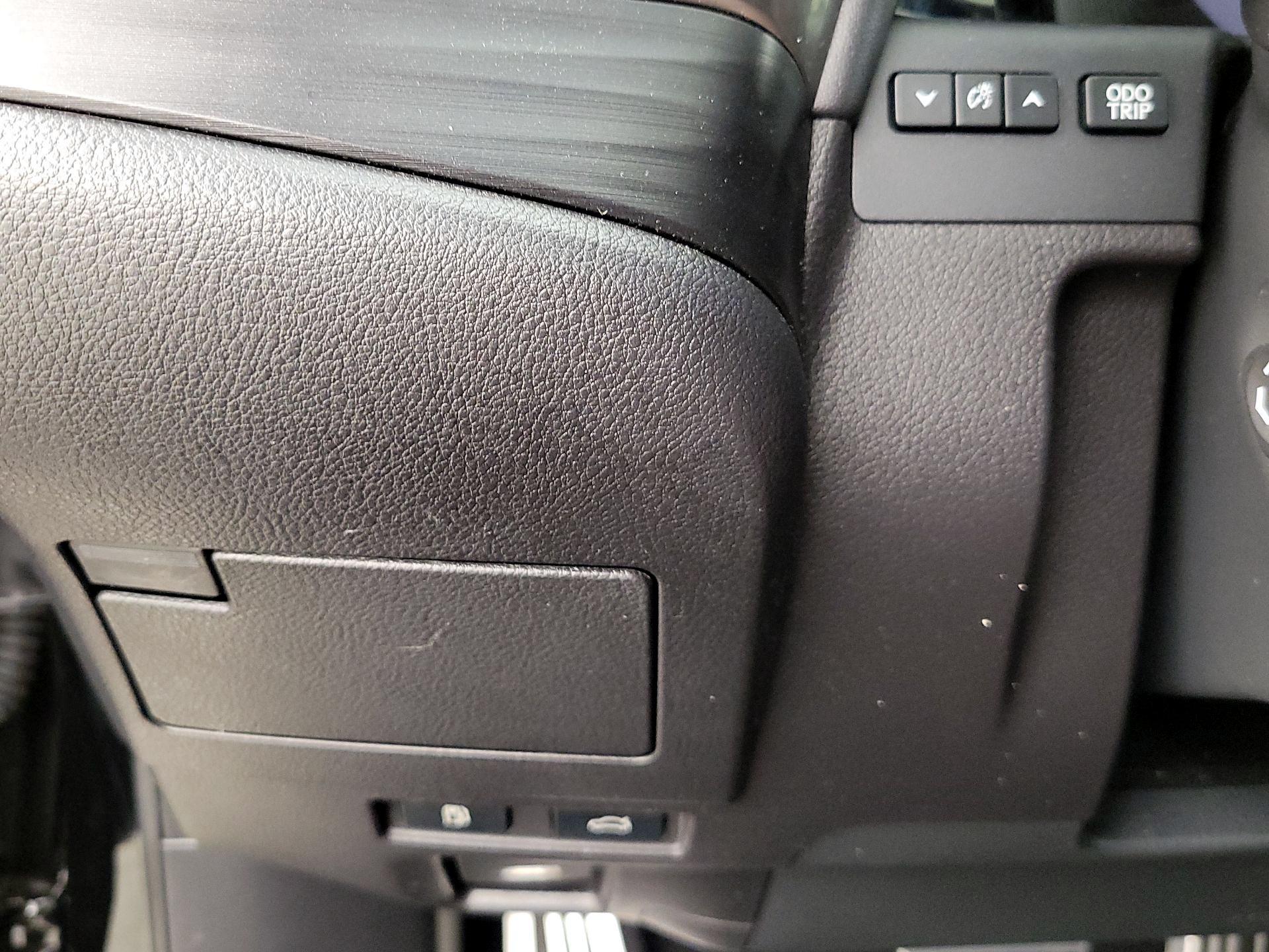 Thumbnail: 2021 Lexus ES - 13