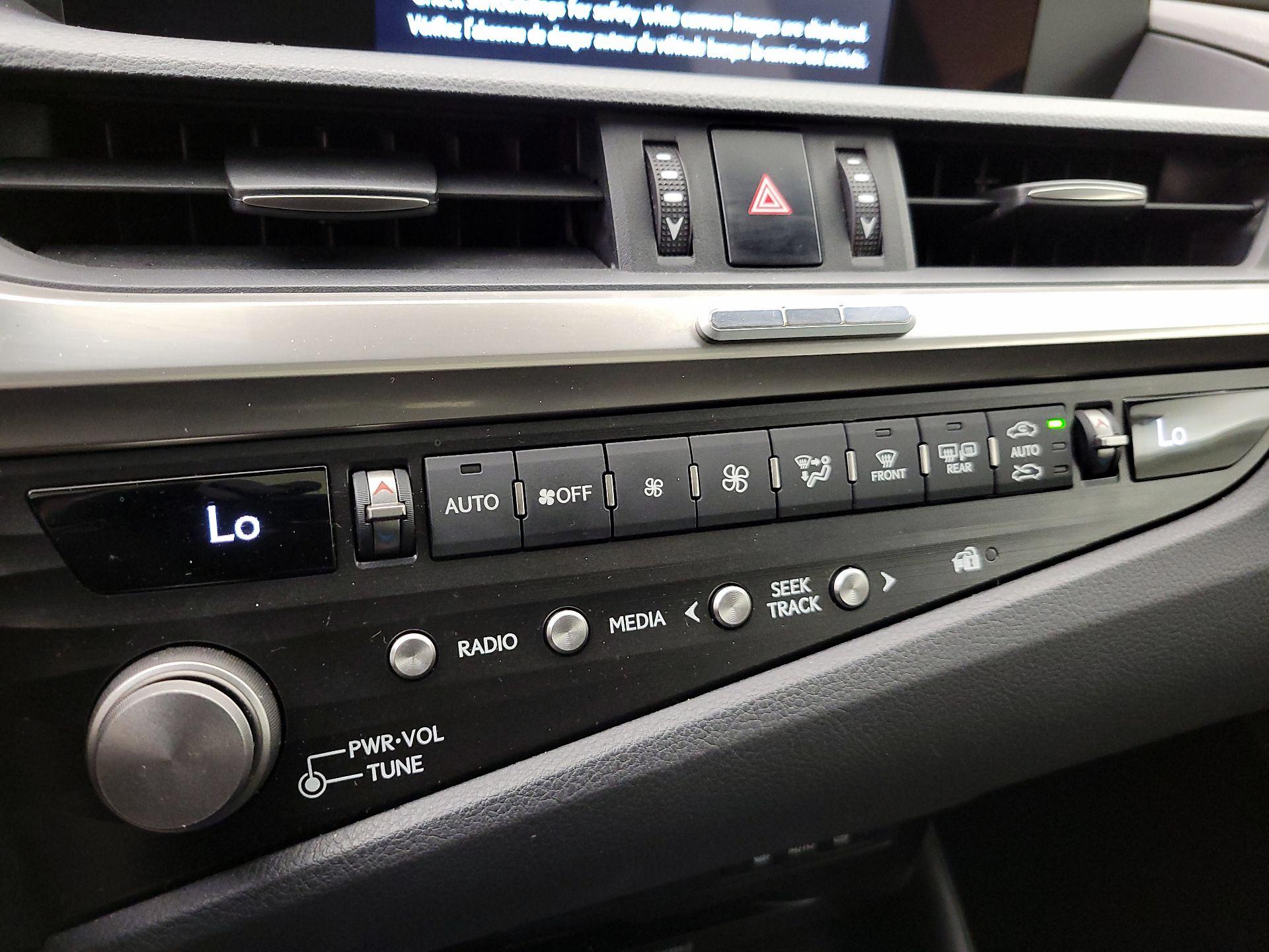 Thumbnail: 2021 Lexus ES - 16