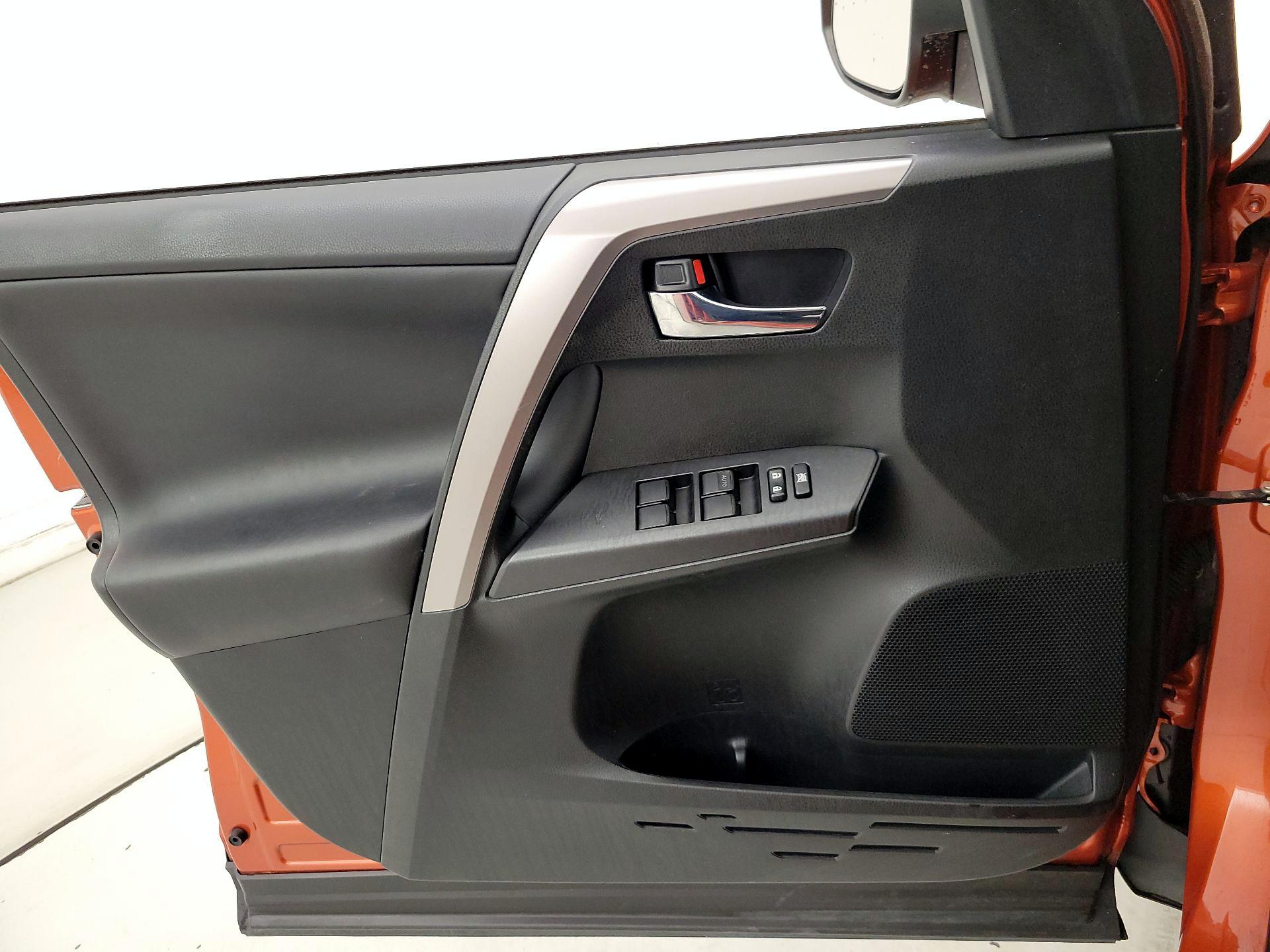 Thumbnail: 2016 Toyota RAV4 - 12