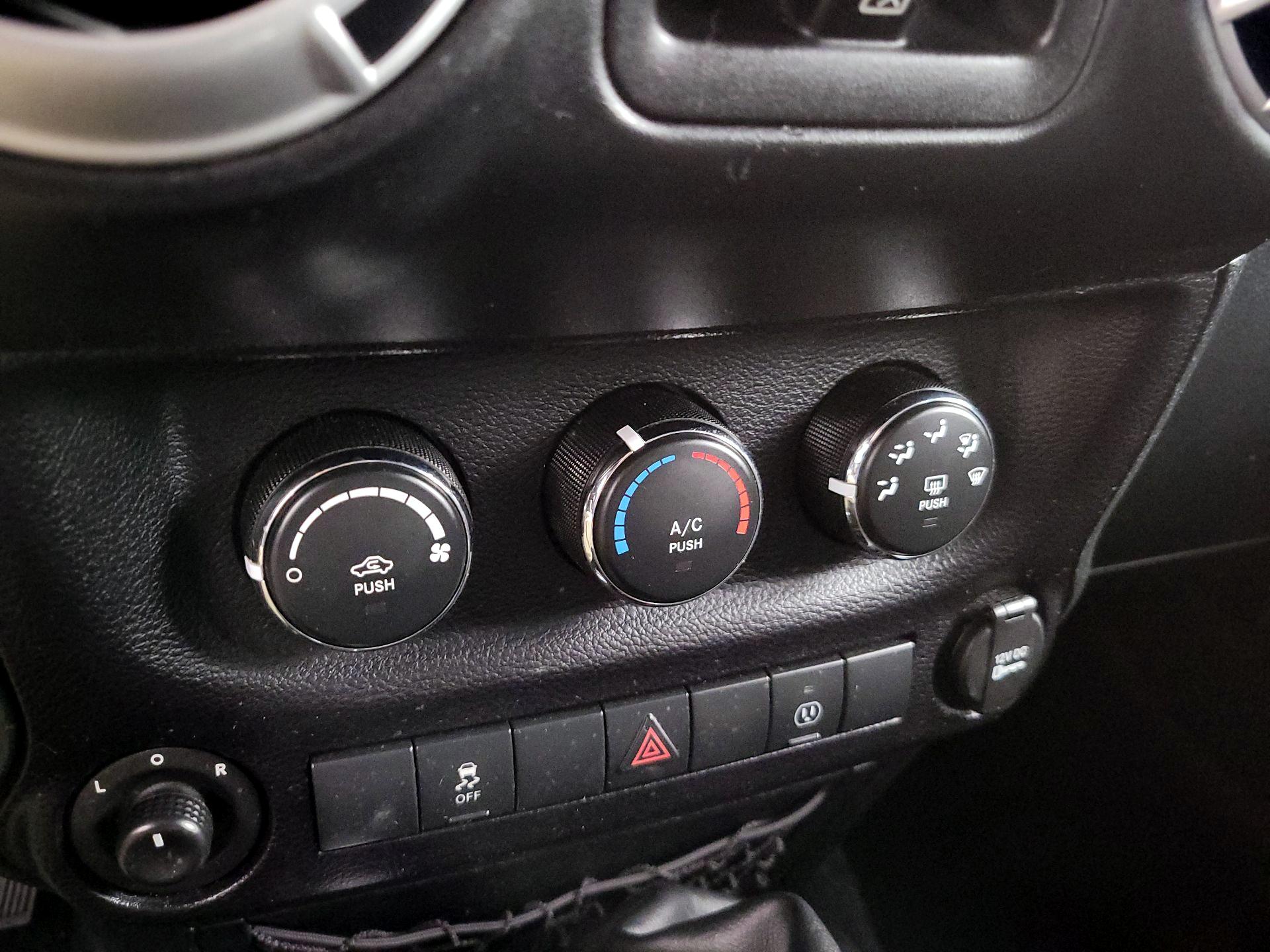 Thumbnail: 2016 Jeep Wrangler - 14