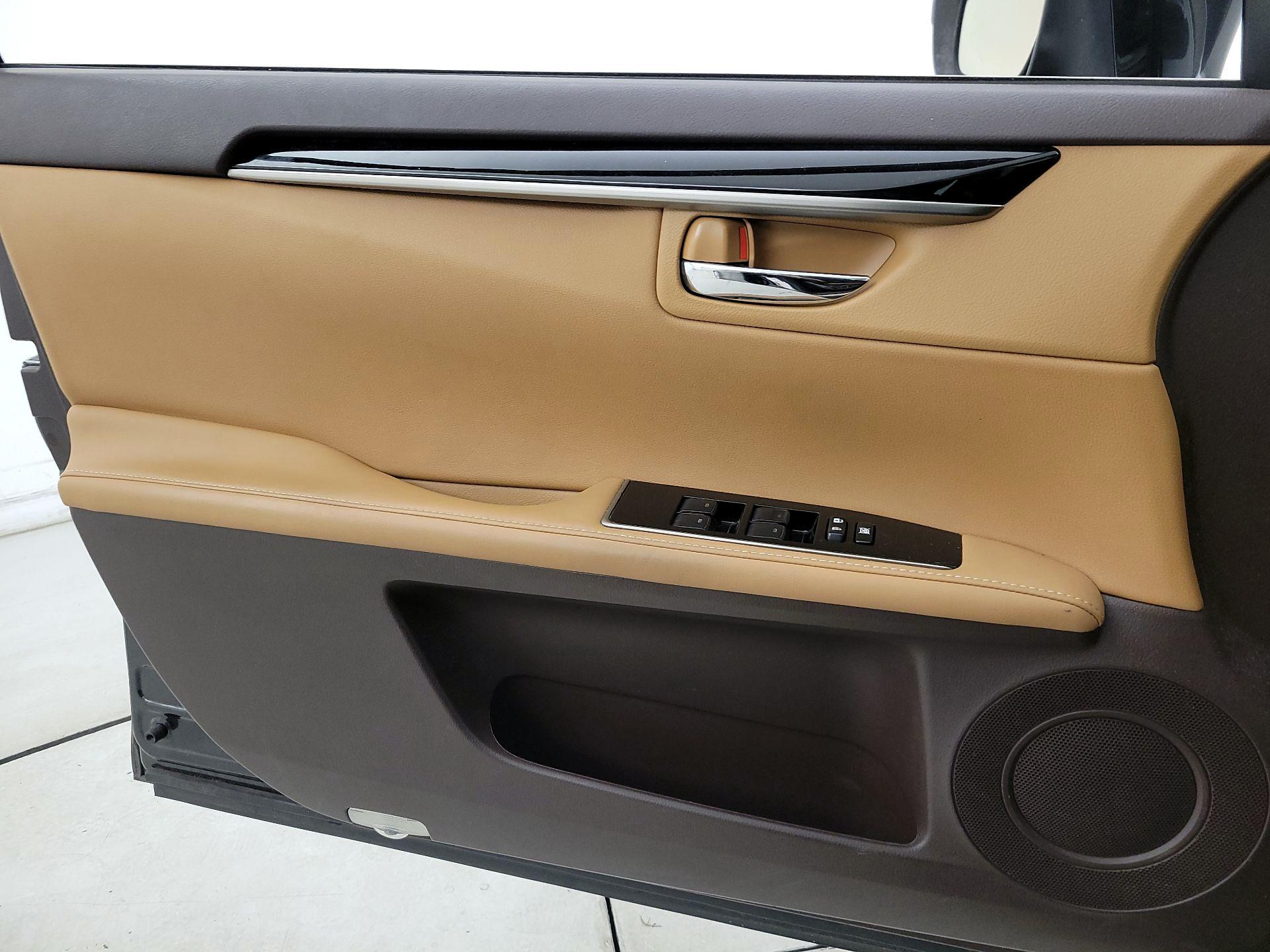 Thumbnail: 2018 Lexus ES - 12