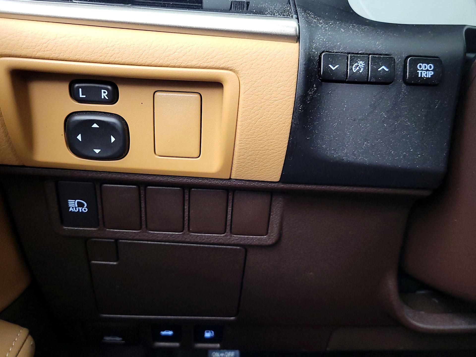 Thumbnail: 2018 Lexus ES - 13